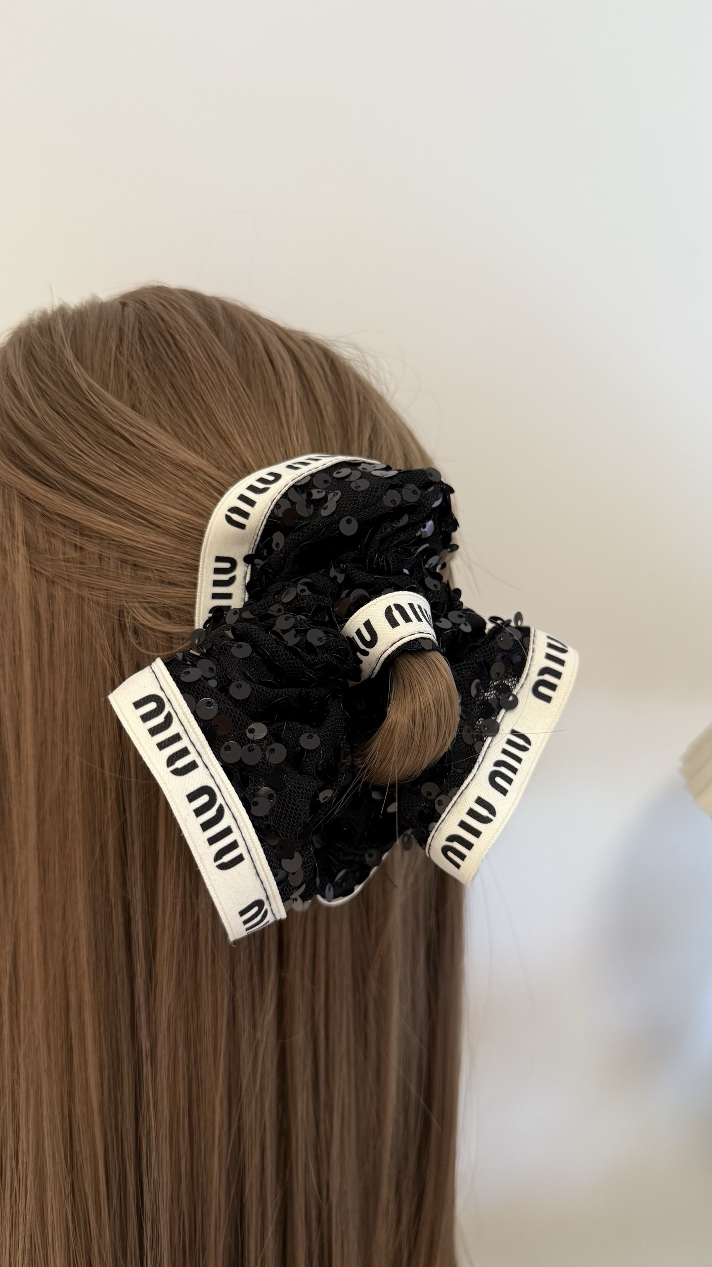 NO:632527,MIUMIU black lace sequins, white webbing letters, ruffled French sausage rings, black lace sequins x a white letter webbing design on the outside. The sequins sparkle in the crowd. Wearing them is gentle and noble~ Pair them with clothes to enhance the overall fashion value and sophistication. 88160,,miumiu,Cardia high-end jewelry19860909MIUMIU 黑色蕾丝珠片白色织带字母荷叶边法式大肠圈 黑色蕾丝珠片 x 外面一圈白色字母织带设计 珠片在人群中闪闪发光 戴上温柔又贵气～ 搭配衣服提升整体时髦值和精致度88160,,miumiu,卡迪亚高端饰品,Jewelry