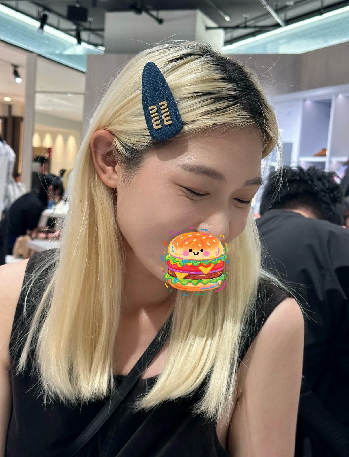 NO:633208,88180, Miumiu Denim Denim Blue Gold Letter Bread Clip Horizontal Clip Hair Clip Actual Photos It is simply a cheating tool for pretending to be young, age-reducing and casual, daily side clips, bangs clips or broken hair clips are very girly,,miumiu,hairpins,Cardia high-end jewelry1986090988180,Miumiu 丹宁牛仔蓝金色字母面包夹横夹发夹 实拍图 简直就是装嫩作弊神器 减龄又休闲 日常做侧边夹 刘海夹 or碎发夹都少女感十足,,miumiu,hairpins,卡迪亚高端饰品,Jewelry