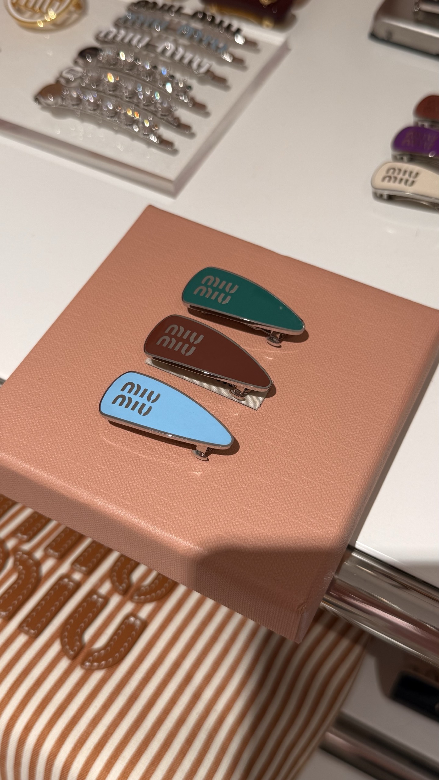 NO:633211,Miumiu's new emerald green + cognac + wavy three-piece set of enamel silver metal letter water drop hairpins bread clips broken hairpins spring clips Real photos Three-piece color matching sets are available at the counter, we can also choose colors and sell them Minimally smaller than the classic one-piece clip Small and exquisite Very fashionable blue-brown-green color matching The upper body is full of layers 88200,,miumiu,hairpins,Cardia high-end jewelry19860909Miumiu 新款 翡翠绿色+干邑色+波浪色三件套珐琅银色金属字母水滴发夹面包夹碎发夹弹簧夹 实拍图 专柜配色三件套出,我们也可以选色拆卖 比经典一字夹更迷你 小巧又精致 非常时髦的蓝棕绿配色 上身搭配层次感满满 88200,,miumiu,hairpins,卡迪亚高端饰品,Jewelry