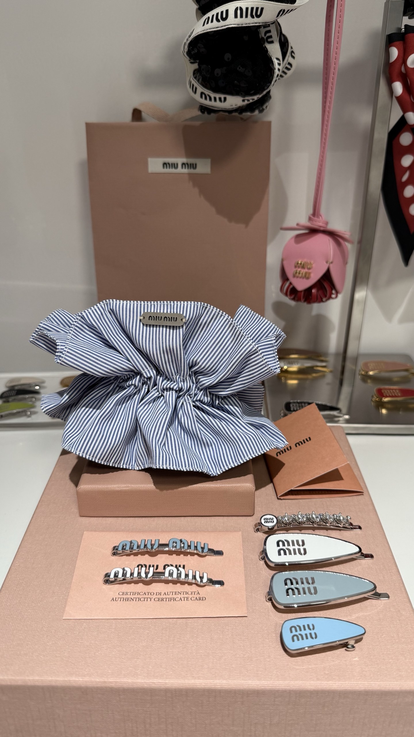 NO:633228,MIUMIU blue and white pinstripe silver hollow micro-labeled large intestine hair tie Blue and white pinstripes + silver letter work tag design Refreshing, simple and exquisite, it is also very fashionable when worn as wrist jewelry 88160,,miumiu,Cardia high-end jewelry19860909MIUMIU 蓝白细条纹银色镂空微标字母大肠圈发圈 蓝白细条纹+银色字母工作牌设计 清爽简约又精致 当手腕饰品戴着也很时髦88160,,miumiu,卡迪亚高端饰品,Jewelry