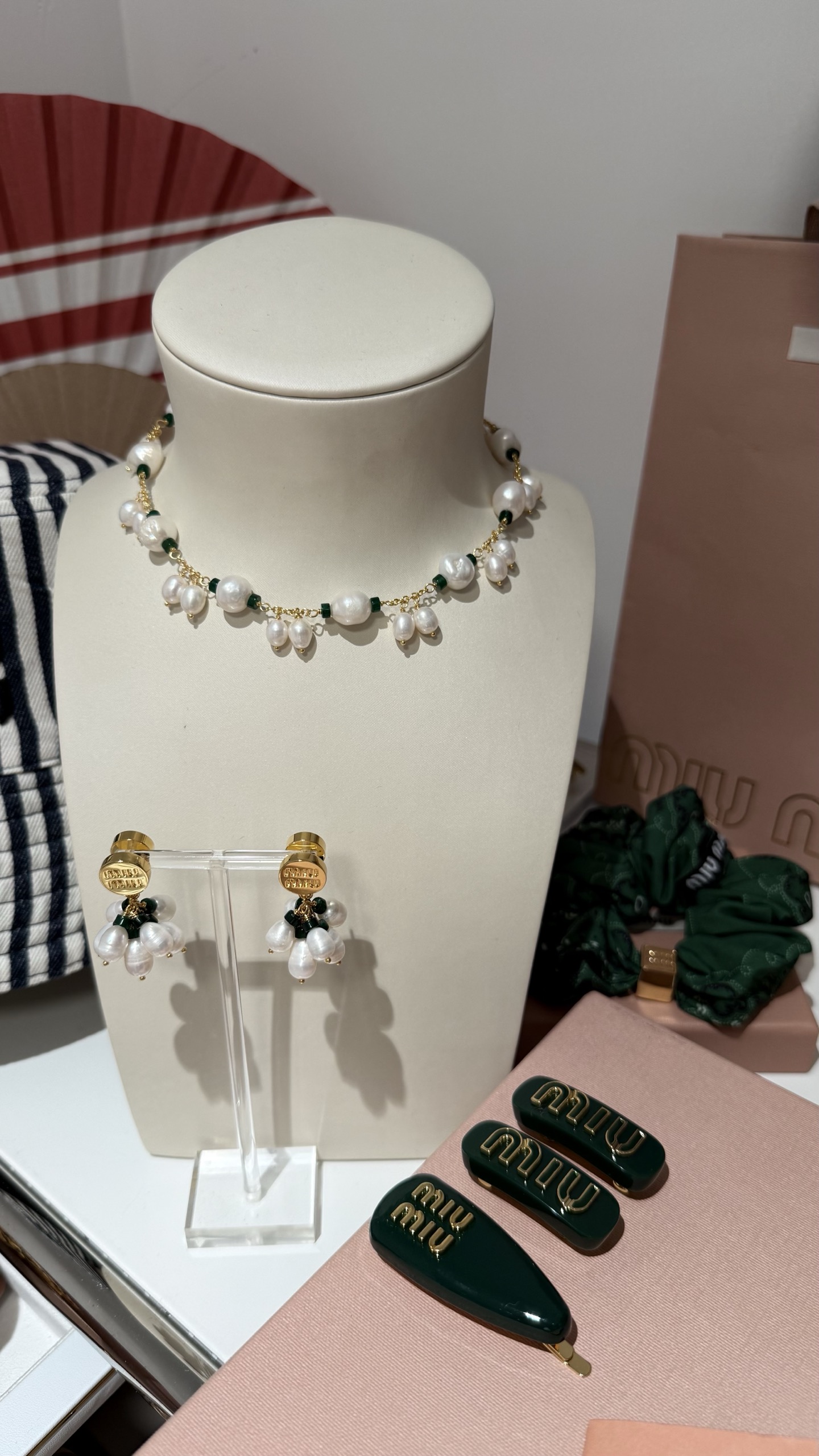 NO:633285,[New style sharing] 25 spring and summer new products Baroque special-shaped freshwater pearls emerald jade gold round hollow micro-label letter necklace large special-shaped pearls + small tassel pearls embellished with emerald jade design Retro gentle and noble, very high-end for daily wear or party vacation, necklace, Cartier high-end jewelry19860909【新款分享】 25春夏新品  巴洛克异形淡水珍珠祖母绿玉石金色圆形镂空微标字母项链颈链 大颗异形珍珠+小颗流苏珍珠 点缀祖母绿玉石设计 复古温柔又贵气 日常佩戴or聚会度假都很高级,,necklace,卡迪亚高端饰品,Jewelry