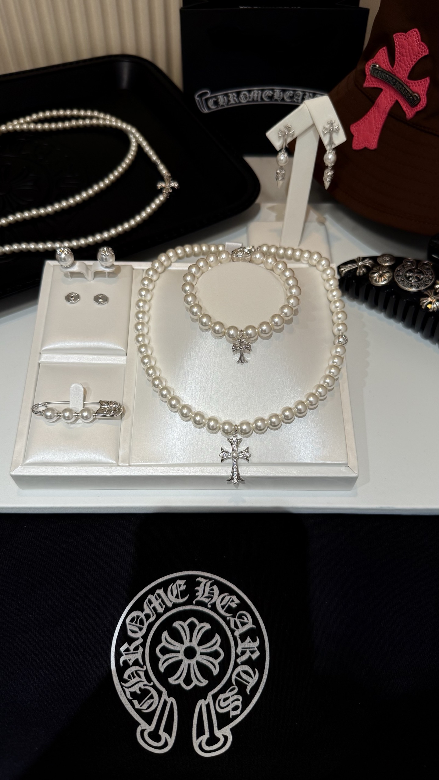 NO:635375,88220, mikimoto white gold crystal diamond double-sided cross pearl short necklace, co-branded by Chrome Hearts1986090988220, mikimoto 白金色晶钻双面十字架珍珠短款项链 克罗心x御木本联名品牌 奚梦瑶同款 珍珠与十字架的完美结合 可日常单戴也可叠搭 环保铜镀18k白金定制珍珠 非真珠,,chrome hearts,necklace,卡迪亚高端饰品,Jewelry