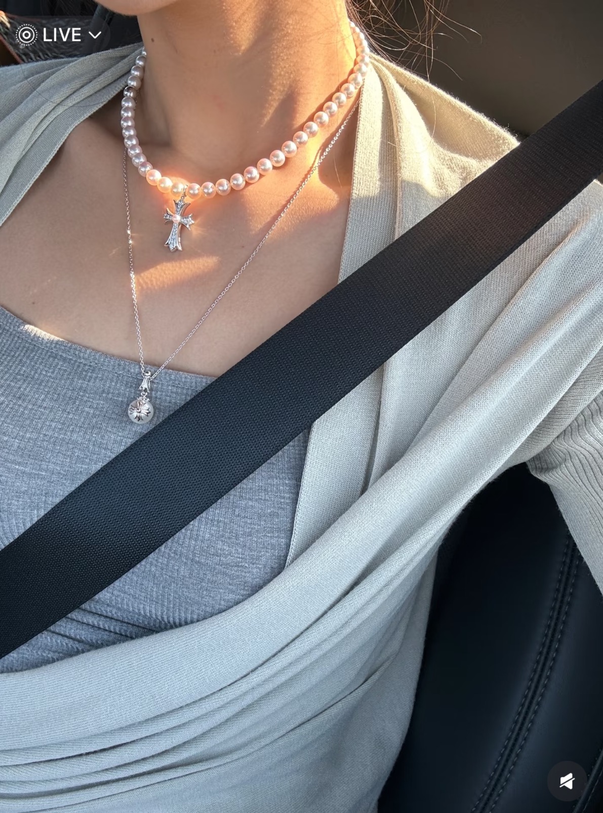 NO:635377,Upper body picture refers to Mikimoto white gold crystal diamond double-sided cross pearl short necklace, co-branded by Chrome Hearts19860909上身图参考 Mikimoto 白金色晶钻双面十字架珍珠短款项链 克罗心x御木本联名品牌 奚梦瑶同款 珍珠与十字架的完美结合 可日常单戴也可叠搭 环保铜镀18k白金定制珍珠 非真珠,,chrome hearts,necklace,卡迪亚高端饰品,Jewelry