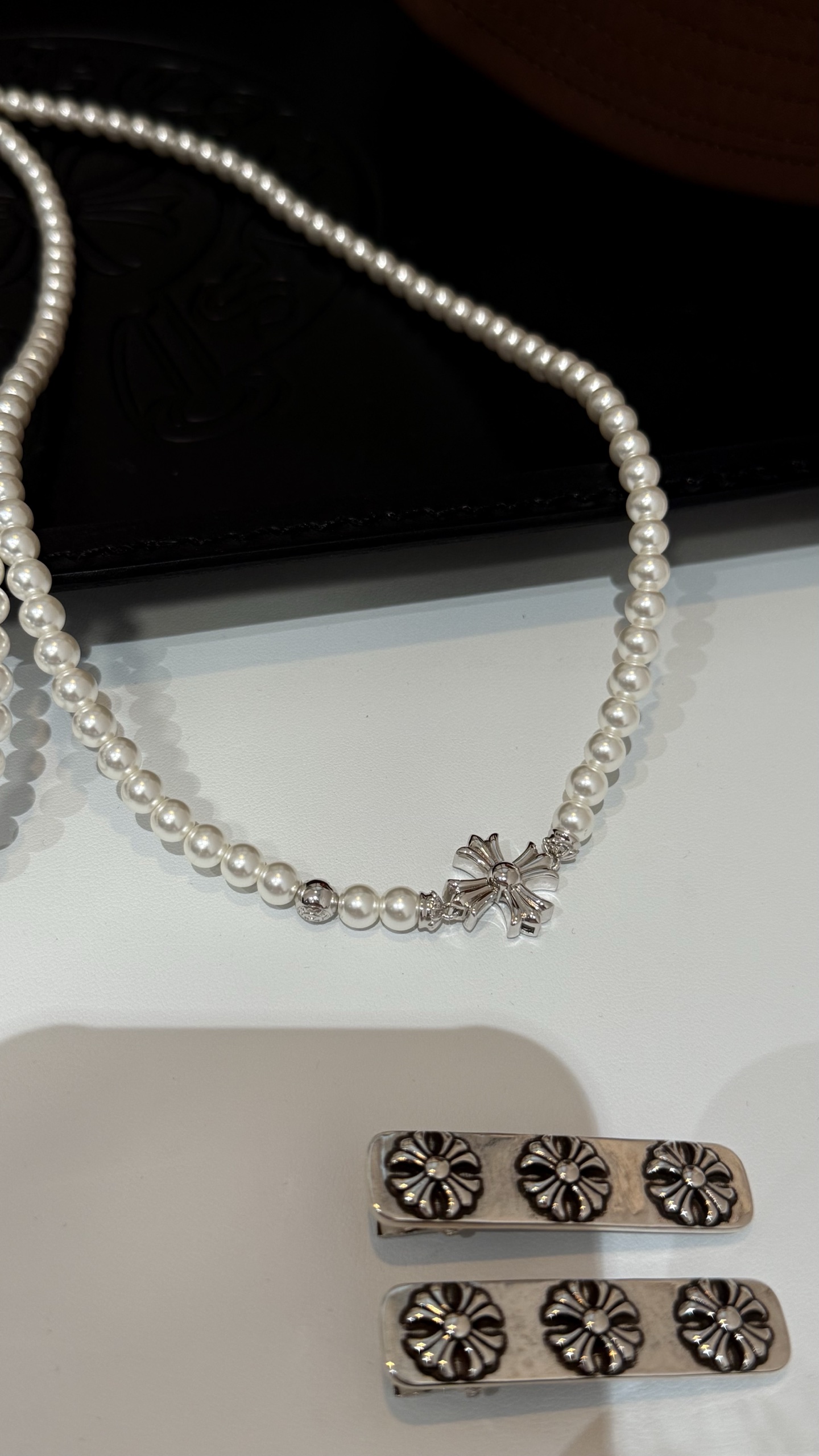 NO:635379,Actual detailed picture of mikimoto white gold cross silver beads pearl long sweater chain long chain Kro Hearts x Mikimoto co-branded can be made into multi-layered short necklaces perfect combination of pearls and crosses can be worn alone or stacked daily Environmentally friendly copper plated 18k white gold customized pearls non-real pearls, chrome hearts, sweaters, necklace, Cartier high-end jewelry19860909细节图实拍 mikimoto 白金色正十字架银珠珍珠长款毛衣链长链 克罗心x御木本联名品牌 可多层做短项链 珍珠与十字架的完美结合 可日常单戴也可叠搭 环保铜镀18k白金定制珍珠 非真珠,,chrome hearts,sweaters,necklace,卡迪亚高端饰品,Jewelry