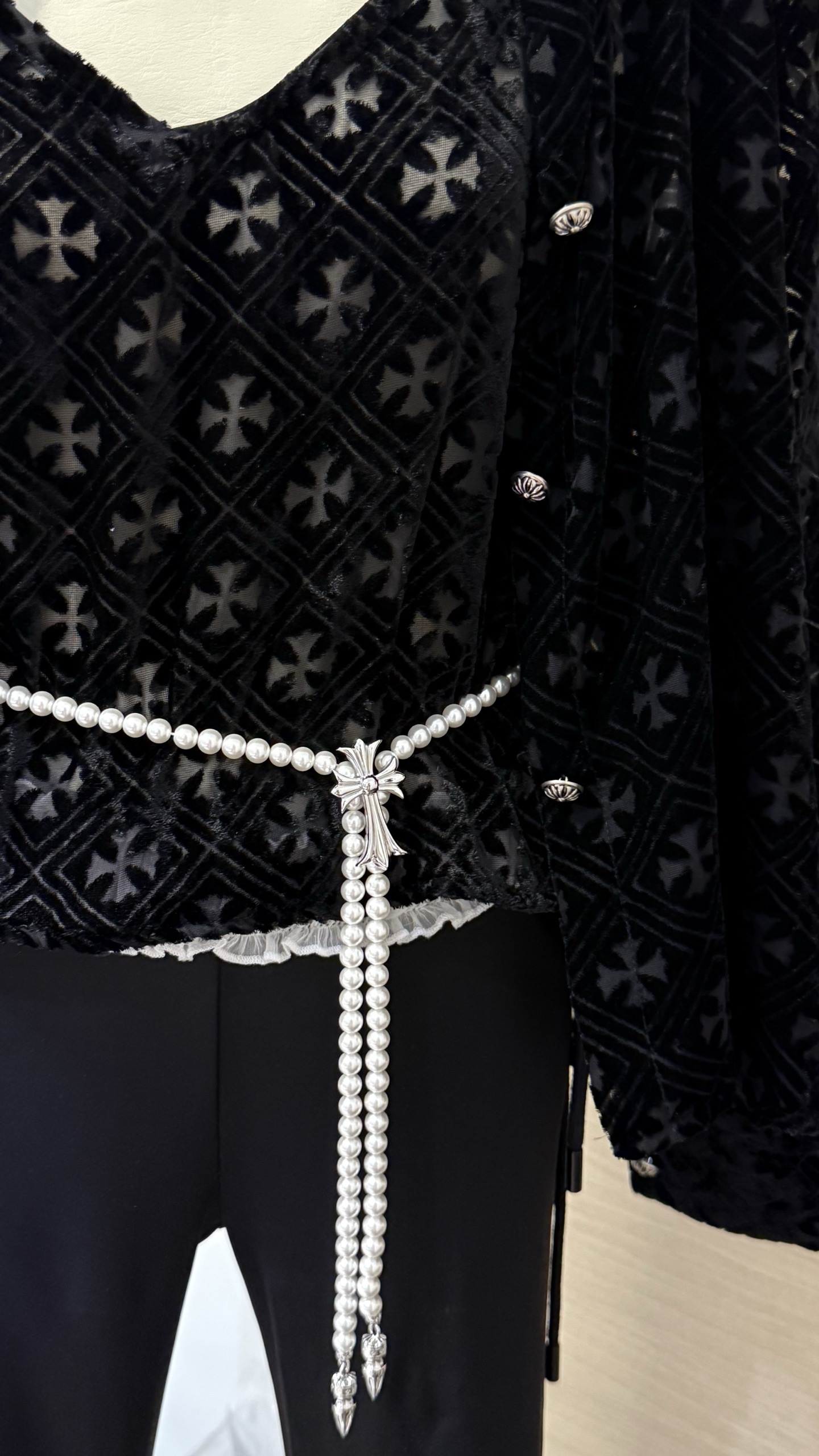 NO:635380,Real photos of details mikimoto white gold cross silver bead bullet pendant multifunctional pearl chain cross buckle can be removed freely adjust one chain for multi-purpose multi-purpose long sweater chain x waist chain x multi-layered short chain x bag decoration pendant Kro Heart Elements19860909细节实拍 mikimoto 白金色十字架银珠子弹头吊坠多功能珍珠链 十字架扣头可取出 自由调节一链多用 多种用途长款毛衣链 x 腰链 x 多层短链 x 包包装饰挂件 克罗心元素x御木本珍珠联名品牌 金卡戴珊、潘玮柏等众明星潮人同款 环保铜镀18k白金定制珍珠 非真珠,,chrome hearts,sweaters,卡迪亚高端饰品,Jewelry