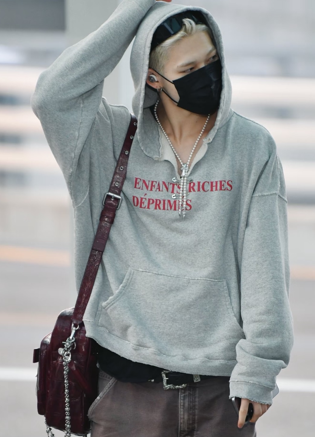 NO:635714,Bian Baoxian and many other celebrities and trendy people have the same style. ZG is more than 200,000. We customize three-digit mikimoto white gold cross silver bead bullet pendant multi-functional pearl chain. The cross buckle can be removed. Freely adjust one chain for multi-purpose. Multi-purpose long sweater chain x waist chain x multi-layer short chain x bag decoration pendant. Kro Heart Elements19860909边伯贤等众多明星潮人同款 ZG二十多万 我们定制三位数 mikimoto 白金色十字架银珠子弹头吊坠多功能珍珠链 十字架扣头可取出 自由调节一链多用 多种用途长款毛衣链 x 腰链 x 多层短链 x 包包装饰挂件 克罗心元素x御木本珍珠联名品牌 环保铜镀18k白金定制珍珠 非真珠,,chrome hearts,sweaters,卡迪亚高端饰品,Jewelry