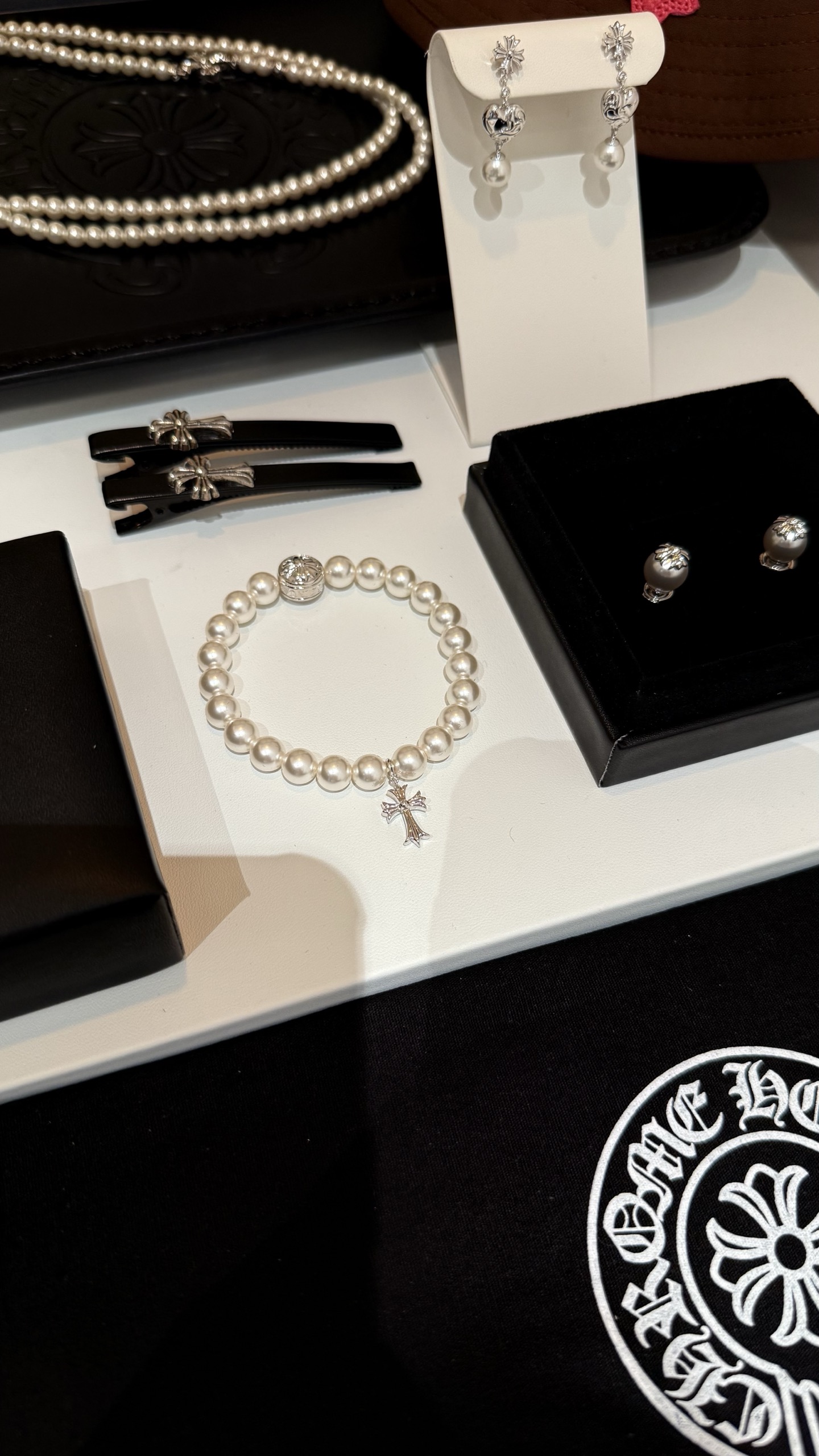 NO:635720,88190, mikimoto white gold cross pendant silver bead pearl bracelet, co-branded by Chrome Heart Elements1986090988190 , mikimoto 白金色十字架吊坠银珠珍珠手链 克罗心元素x御木本珍珠联名品牌 檀健次等众明星潮人同款 弹力串珠链设计 男生女生都可以轻松驾驭 环保铜镀18k白金定制珍珠 非真珠,,chrome hearts,bracelet,卡迪亚高端饰品,Jewelry