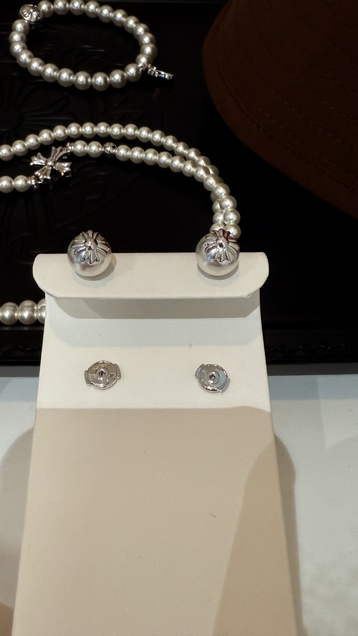 NO:635382,88160, mikimoto white gold cross pearl ball stud earrings, classic pearl + cross flower design, simple, elegant and unique, small pair, very suitable for daily wear, environmentally friendly copper plated 18k white gold custom pearls, not real pearls, Cartier high-end jewelry1986090988160, mikimoto 白金色正十字架珍珠圆球耳钉 经典珍珠+正十字花设计 简单又优雅独特 小小一对 非常适合日常佩戴 环保铜镀18k白金定制珍珠 非真珠,,卡迪亚高端饰品,Jewelry