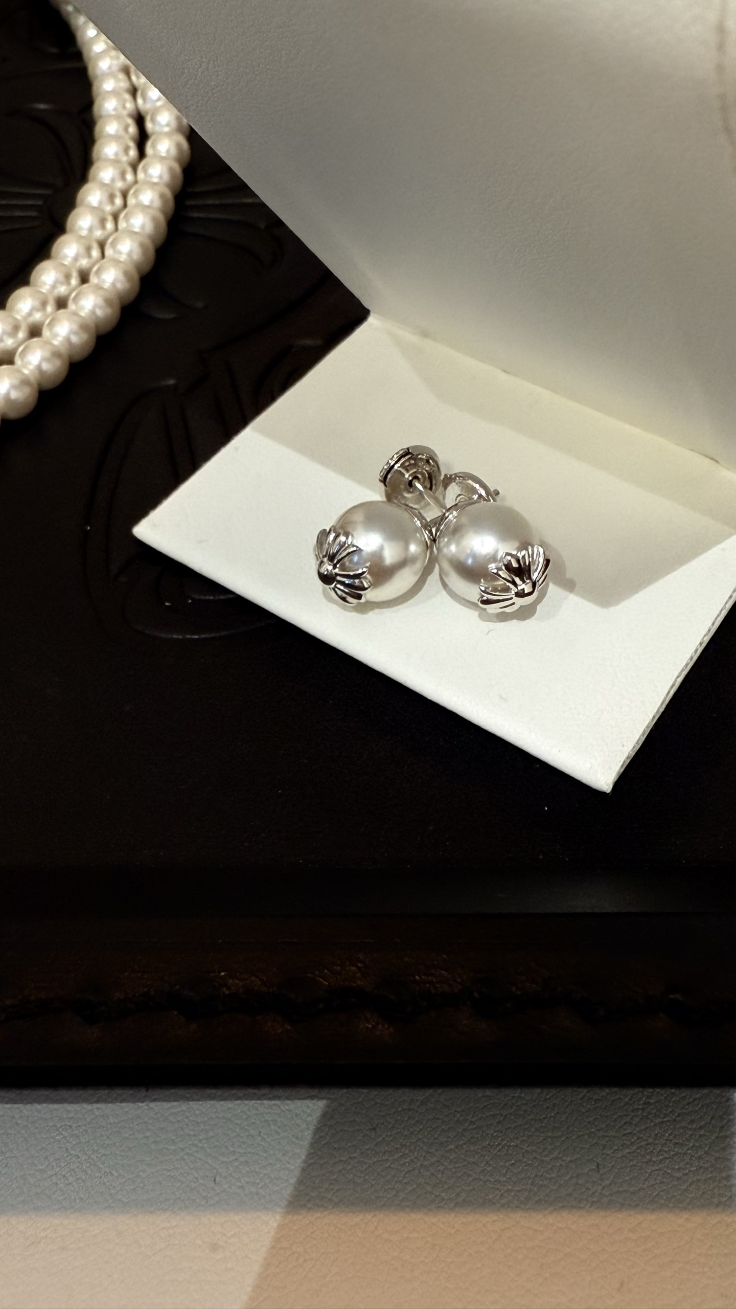 NO:635384,Rihanna's same style. Can be worn alone or mixed and matched. Mikimoto white gold cross pearl ball earrings. Classic pearl + cross flower design. Simple, elegant and unique. Small pair. Very suitable for daily wear. Environmentally friendly copper-plated 18k white gold custom pearls. Not real pearls. Pup, Cartier high-end jewelry19860909蕾哈娜同款 可单戴也可混搭 mikimoto 白金色正十字架珍珠圆球耳钉 经典珍珠+正十字花设计 简单又优雅独特 小小一对 非常适合日常佩戴 环保铜镀18k白金定制珍珠 非真珠 配普,,卡迪亚高端饰品,Jewelry