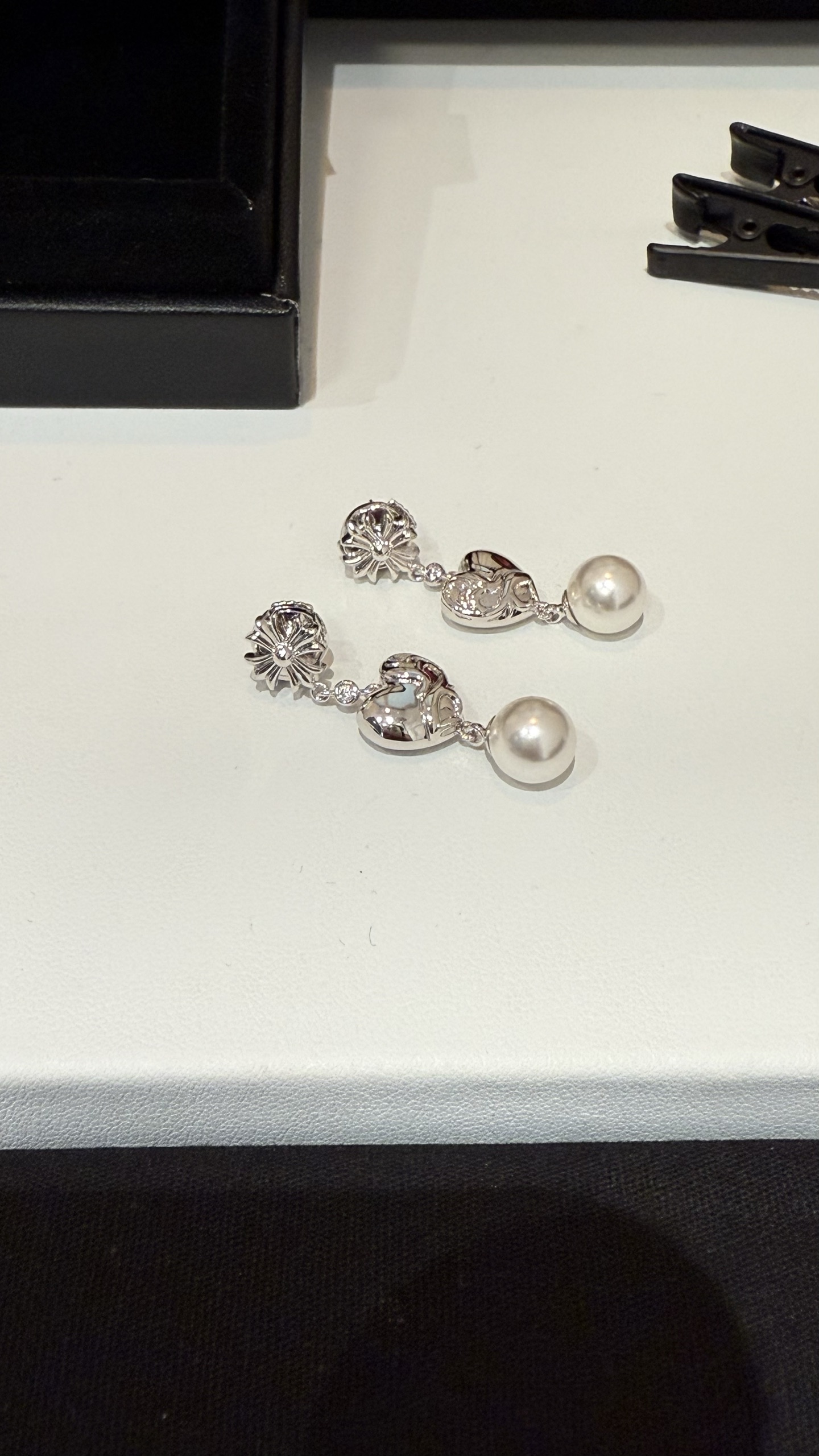 NO:635386,88200, mikimoto white gold cross love crystal diamond pearl long earrings, cross flower + silver heart + pearl pendant design, elegant, unique and personalized, the same style as angelababy, very suitable for daily matching clothes, environmentally friendly copper plated 18k white gold custom pearls, non-real pearls, earrings, Cardia high-end jewelry1986090988200, mikimoto 白金色十字架爱心晶钻珍珠长款耳环 正十字花+银色爱心+珍珠吊坠设计 优雅独特有个性 angelababy同款 非常适合日常搭配衣服 环保铜镀18k白金定制珍珠 非真珠,,earrings,卡迪亚高端饰品,Jewelry