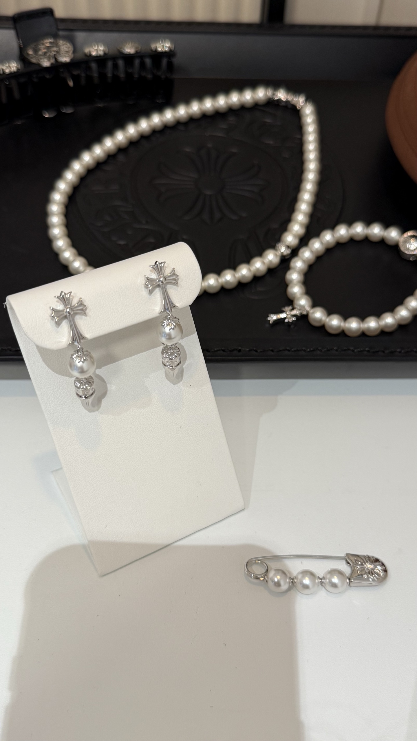 NO:635390,mikimoto white gold cross pearl bullet long earrings. Cross + pearl + bullet design. Elegant, unique and individual. Same style as Rihanna and other celebrities. Very suitable for daily matching with clothes. Eco-friendly copper plated 18k white gold customized pearls. Non-real pearls, earrings, Cartier high-end jewelry19860909mikimoto 白金色十字架珍珠子弹头长款耳环 十字架+珍珠+子弹头设计 优雅独特有个性 蕾哈娜等众明星潮人同款 非常适合日常搭配衣服 环保铜镀18k白金定制珍珠 非真珠,,earrings,卡迪亚高端饰品,Jewelry