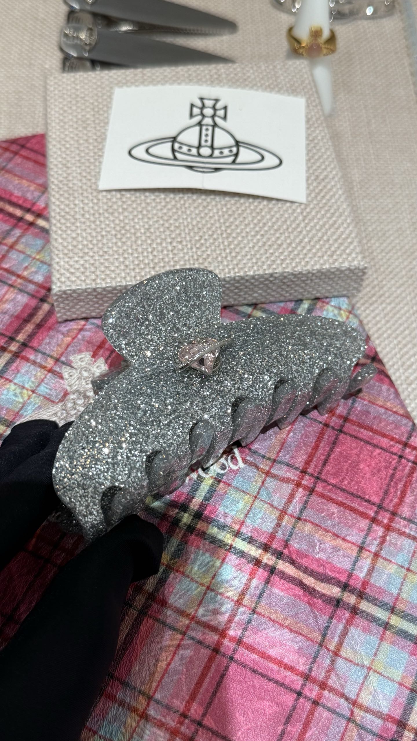 NO:634020,Vivienne Westwood Queen Mother West Silver Fine Sparkle Large Pink Love Rhinestone Silver Saturn Hairpin Shark Clip Real Photos Purchased yb Silver Fine Sparkle + Large Love Pink Diamond Blingbling Flash~ Wear it and you will look like a young and beautiful girl. Cute and sweet. 88160,,hairpins,Cardia high-end jewelry19860909Vivienne Westwood 西太后 银色细闪大颗粉色爱心水钻银色土星发夹鲨鱼夹大抓夹 实拍图 购入yb 银色细闪+大颗爱心粉钻 Blingbling闪～ 戴上就是青春美少女 可爱又甜酷 88160,,hairpins,卡迪亚高端饰品,Jewelry