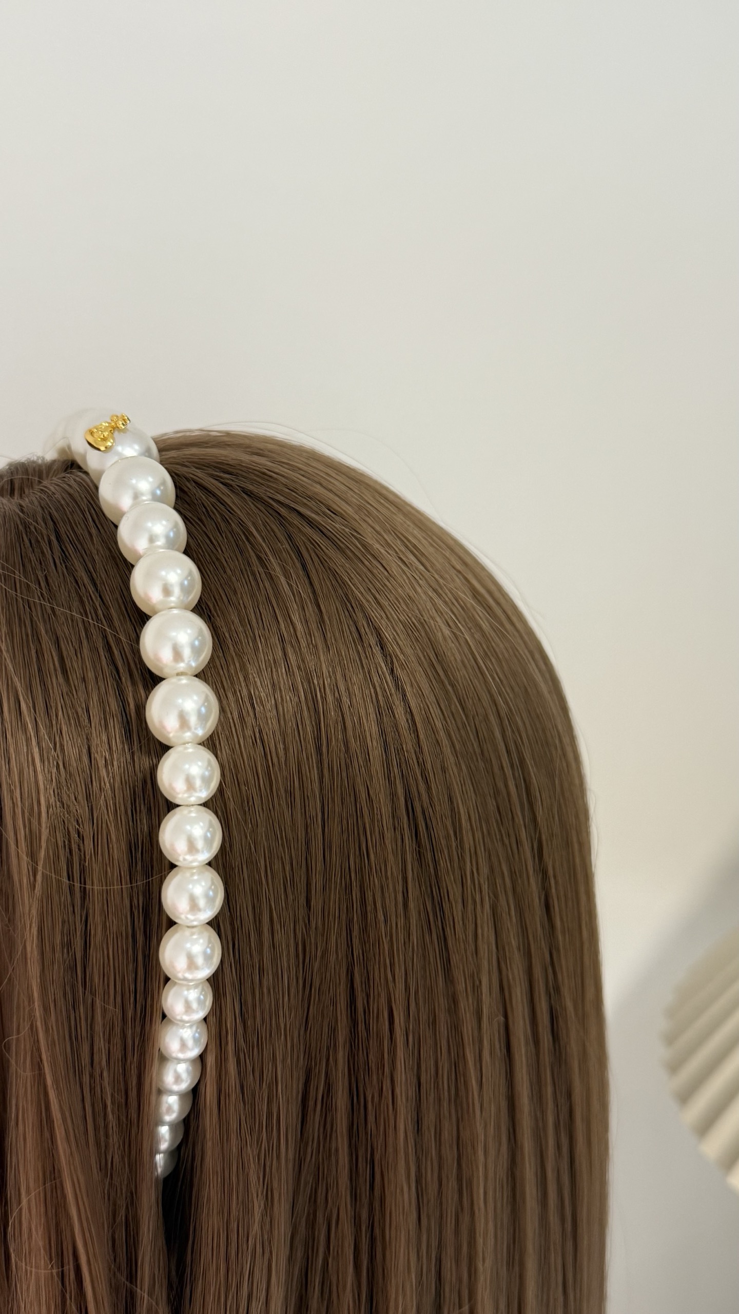 NO:635383,88180, Vivienne Westwood Queen Mother Golden Saturn Size Pearl Headband. Simple whole row of pearls + small Saturn design. Elegant and temperamental. The upper body makes the head shape fuller. Instantly reduces age and makes the face smaller. Cardia high-end jewelry1986090988180,Vivienne Westwood 西太后金色土星大小珍珠发箍 简简单单的一整排珍珠+小土星设计 优雅又气质 上身让头型更加饱满 瞬间减龄显脸小,,卡迪亚高端饰品,Jewelry