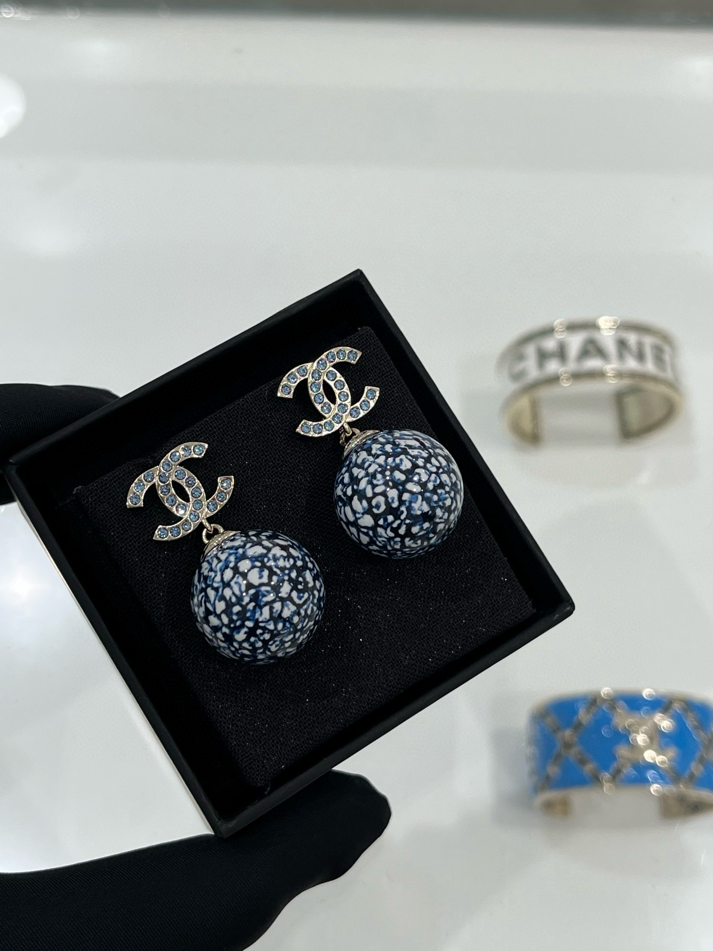NO:633953,Chanel 25a new product light gold double c blue crystal diamond resin ball blue and white porcelain earrings Full diamond blue rhinestone double c+ blue and white porcelain ball design Classic and elegant coexist, full of new Chinese style, fresh and elegant to wear on the upper body 88230,,chanel,earrings,Cardia high-end jewelry19860909Chanel 25a 新品 浅金色双c蓝色水晶钻树脂圆球青花瓷耳环 满钻蓝水钻双c+青花瓷圆球设计 古典与优雅并存 满满新中式国风 佩戴上身清新雅致 88230,,chanel,earrings,卡迪亚高端饰品,Jewelry