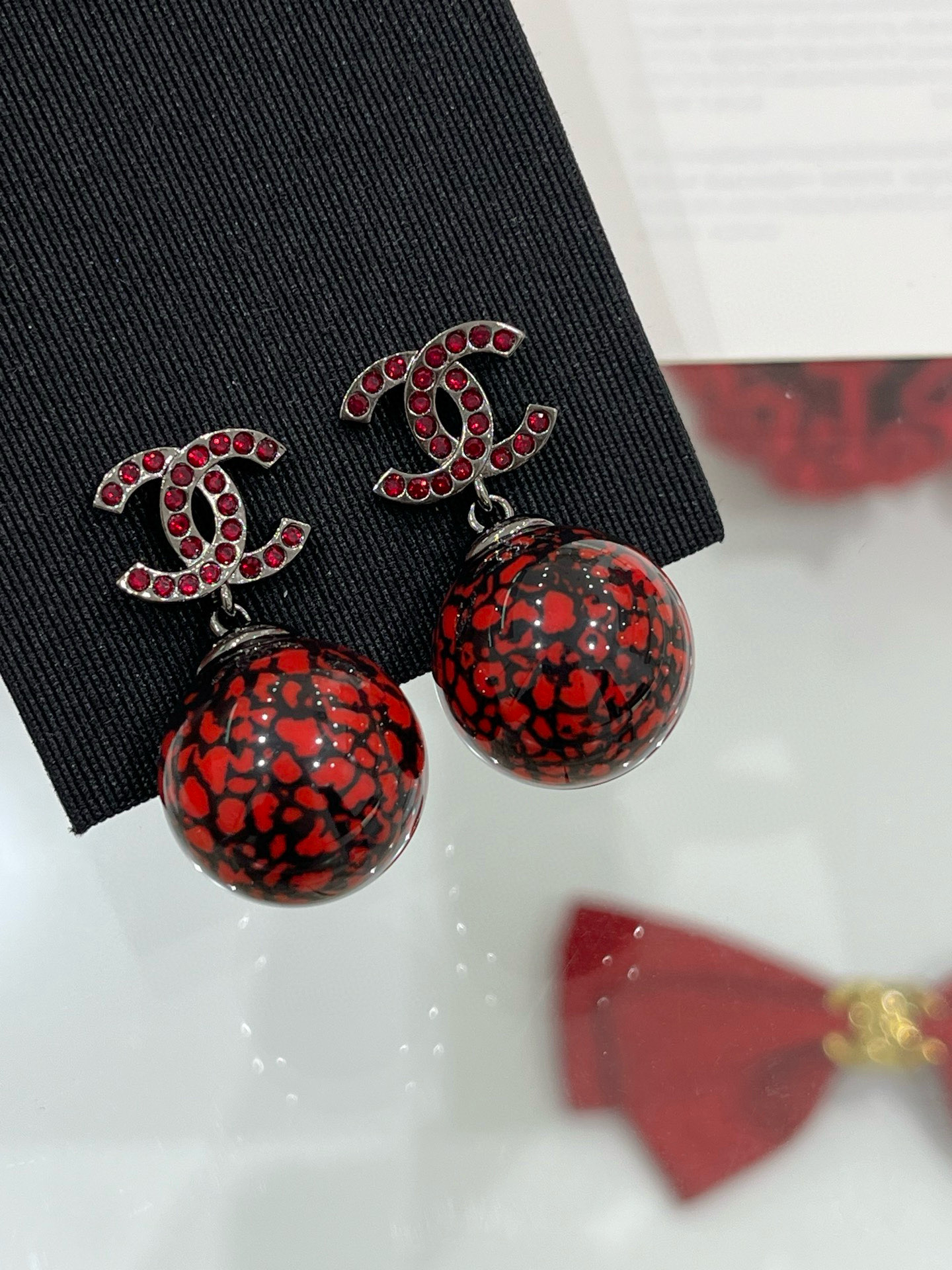 NO:633956,Chanel 25a New Product Gun Black Double C Red Crystal Diamond Resin Red and Black Textured Ball Earrings Red Rhinestone Double C + Red and Black Patterned Ball Design Retro, Elegant and Elegant Full of New Chinese National Style Wearing the Upper Body Full of Art 88220,,chanel,earrings,Cardia high-end jewelry19860909Chanel 25a 新品 枪黑色双c红色水晶钻树脂红与黑纹理圆球耳环 红水钻双c+红与黑花纹圆球设计 复古典雅又贵气 满满新中式国风 佩戴上身艺术气息十足 88220,,chanel,earrings,卡迪亚高端饰品,Jewelry