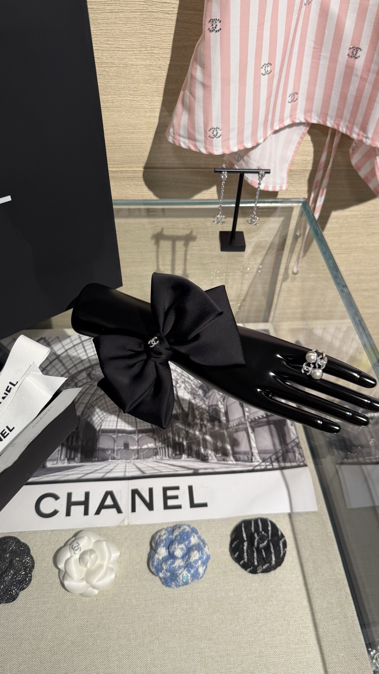 NO:634094,88160, black satin double-layered bow, silver full-diamond small double-C hair tie, full-diamond small double-C + double-layered bow design, full of three-dimensionality, wearing it will make you look like a wealthy daughter, noble and exquisite, Cartier high-end jewelry1986090988160, 黑色缎面双层蝴蝶结银色满钻小双c发圈 满钻小双c+双层蝴蝶结设计 立体感十足 戴上就是富家千金即视感 贵气又精致,,卡迪亚高端饰品,Jewelry