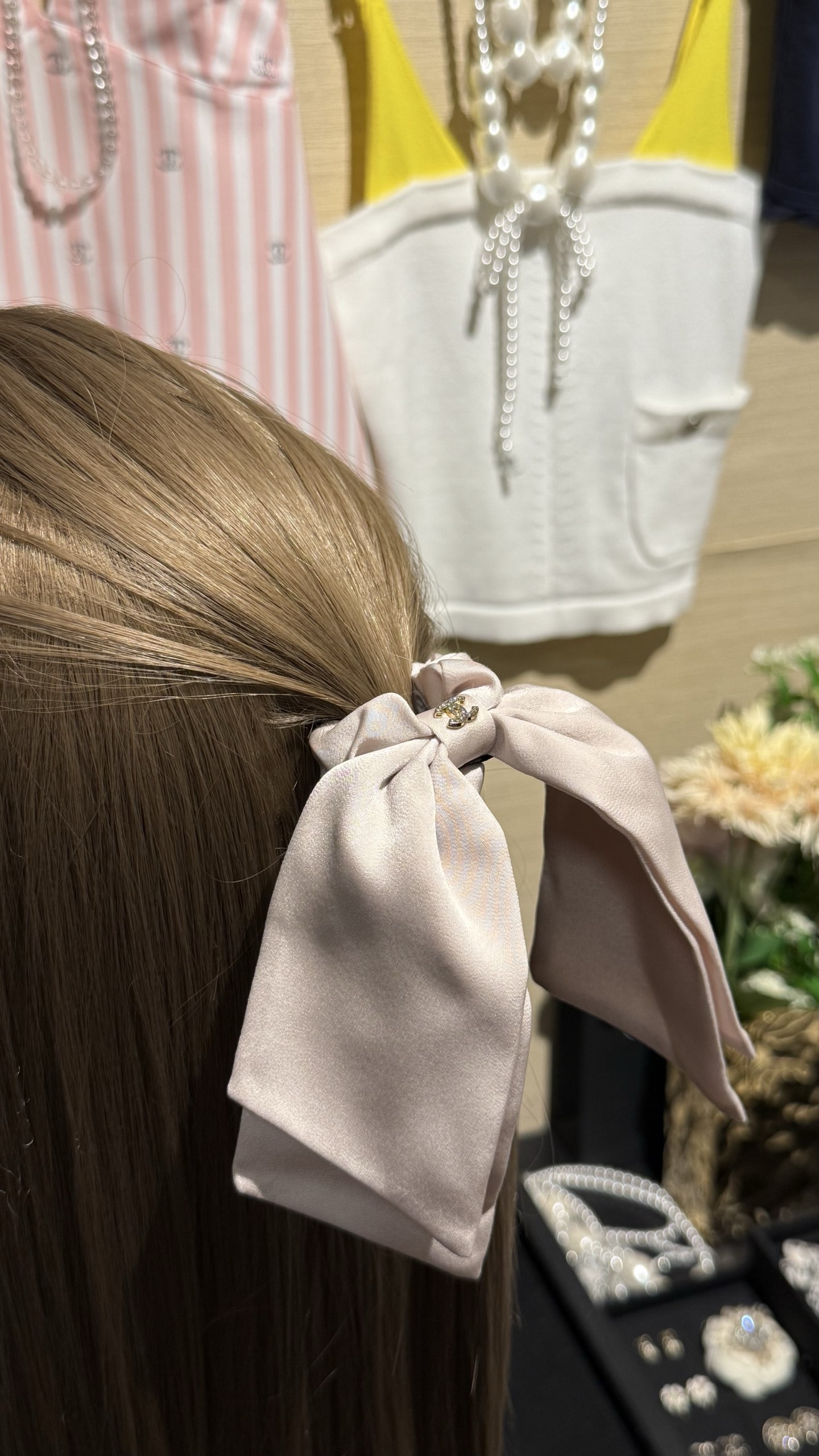 NO:634089,88160, Light pink satin gold diamond double C large bow hair tie, light cherry blossom pink + bow double C design, elegant and romantic, wearing it on the upper body will reduce your age and make you look girly, Cardia high-end jewelry1986090988160, 浅粉色缎面金色满钻双c大号蝴蝶结发圈 淡淡的落樱粉+蝴蝶结双c设计 优雅又浪漫 佩戴上身减龄且少女感满满,,卡迪亚高端饰品,Jewelry