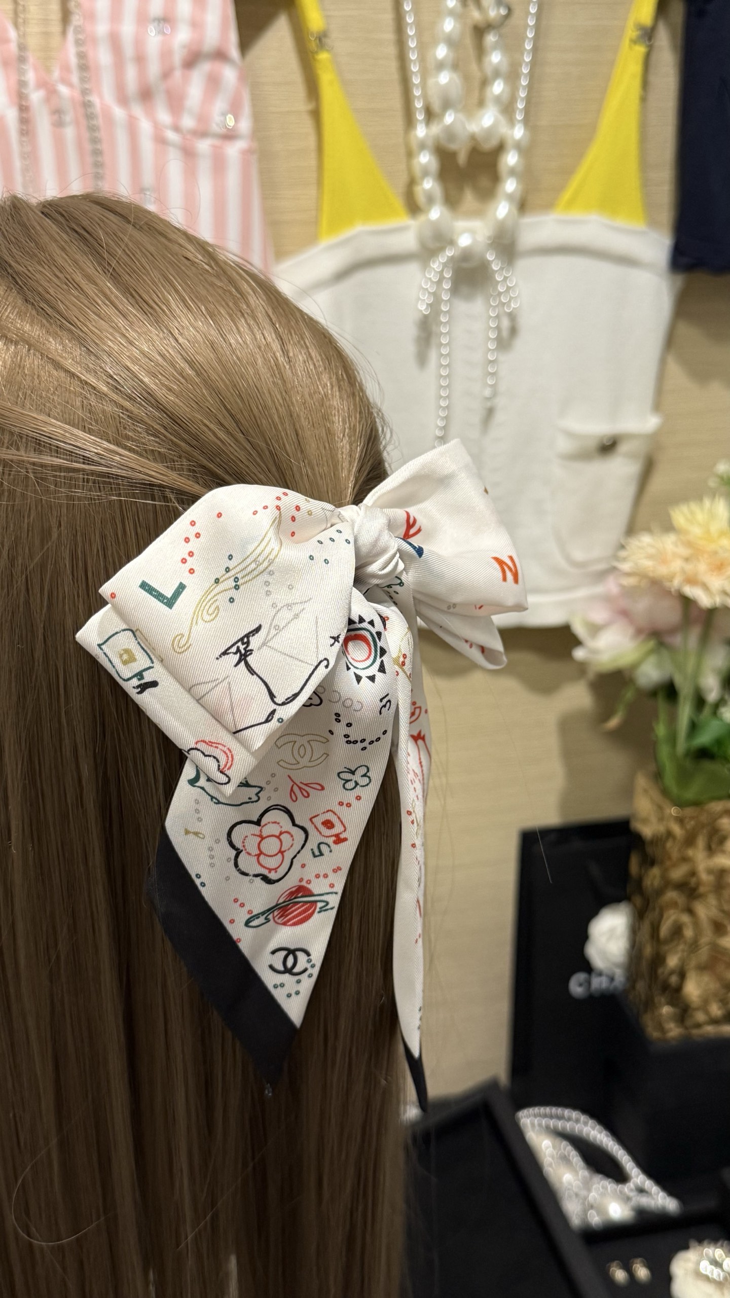 NO:635181,88160, White satin ribbon double C sea, land and air graffiti printed planet comet four-leaf clover whale bubble perfume bottle letters and other multi-element double-sided bow hair tie Fun printed graffiti + bow design Noble and eye-catching No matter how you wear it, you can look beautiful in the sky A must-have for vacation ~, Cardia high-end accessories1986090988160, 白色缎带双c海陆空涂鸦印花星球彗星四叶草鲸鱼泡泡香水瓶字母等多元素双面蝴蝶结发圈 趣味印花涂鸦+蝴蝶结设计 贵气又吸睛 随便一戴都能美出天际 度假必备～,,卡迪亚高端饰品,Jewelry