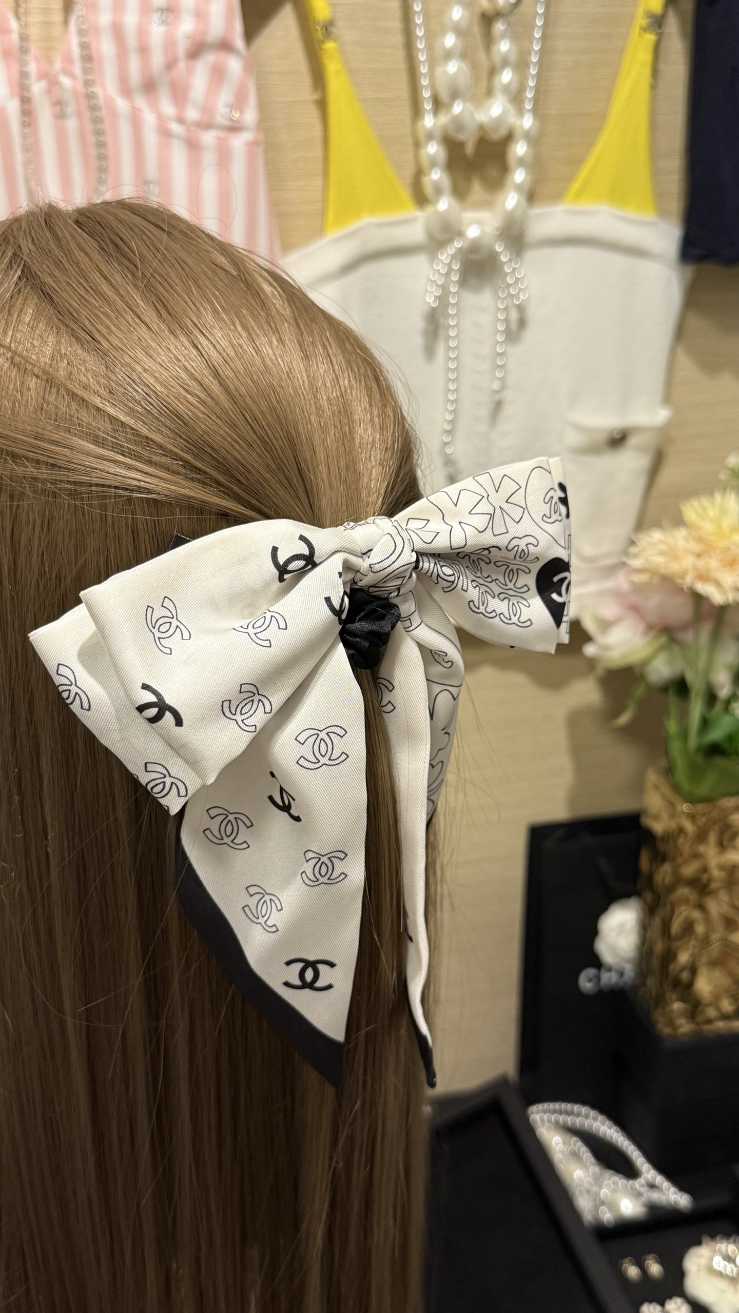 NO:635387,88160, white satin ribbon double c printed perfume bottle No.5 love four-leaf clover letter double-sided bow hair tie, interesting printed graffiti + bow design, noble and eye-catching, you can wear it casually to look beautiful, a must-have for vacation ~, Cardia high-end accessories1986090988160, 白色缎带双c印花香水瓶No.5爱心四叶草字母双面蝴蝶结发圈 趣味印花涂鸦+蝴蝶结设计 贵气又吸睛 随便一戴都能美出天际 度假必备～,,卡迪亚高端饰品,Jewelry