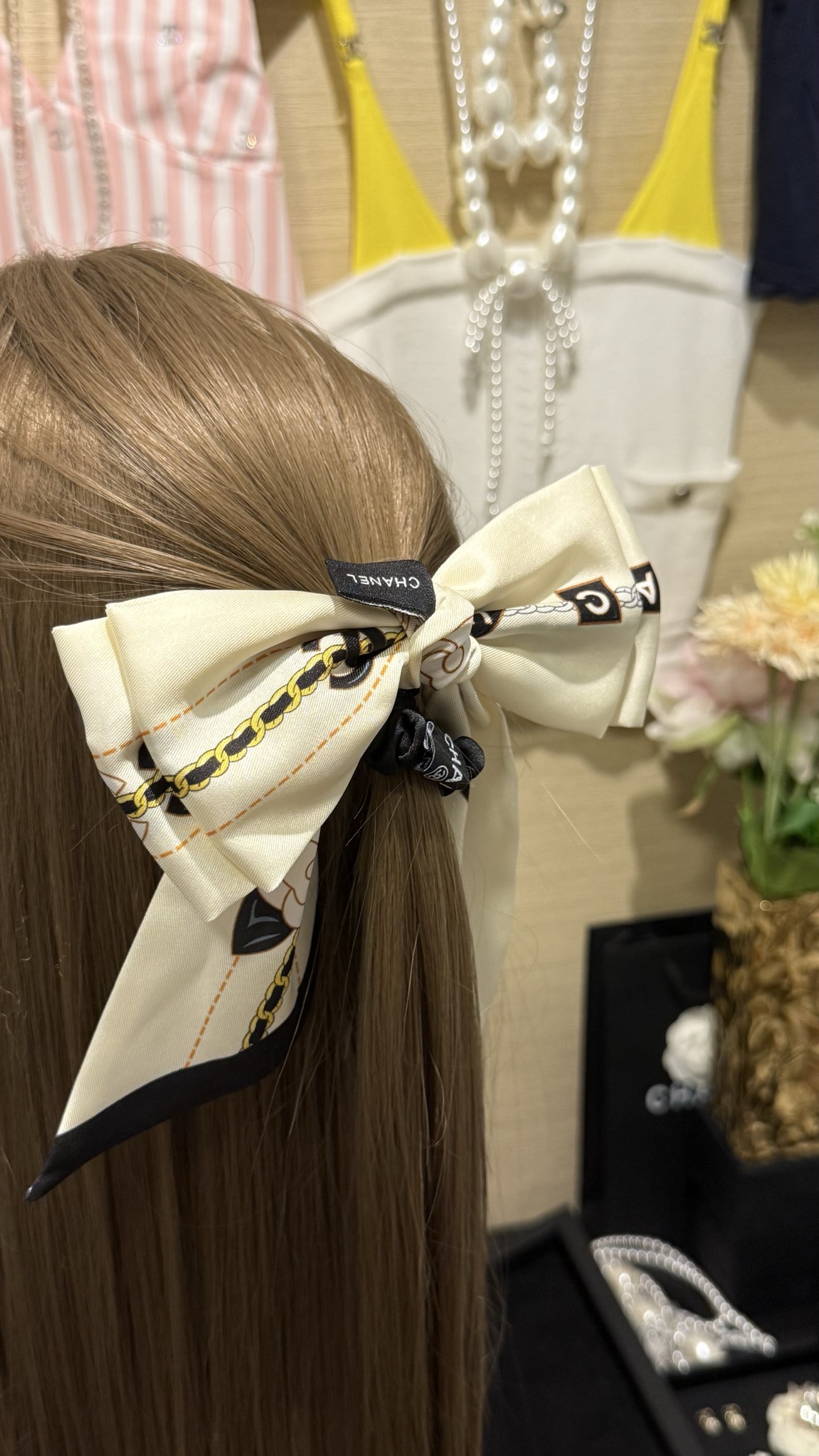 Chanel Haaraccessoire met Dubbele C Logo, Camelia en Strik - Ivoor