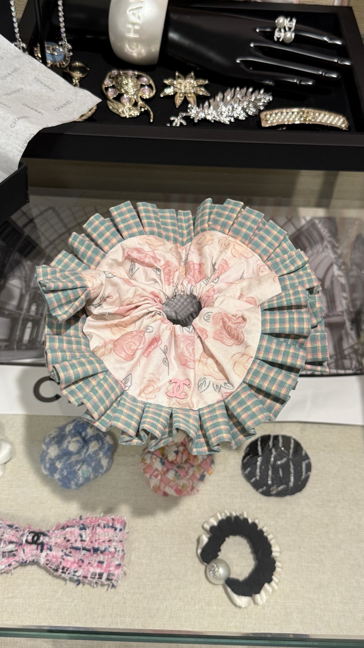 NO:634234,88160, 25 new products, mint green plaid with ruffles, light pink camellia pollen enamel double c fabric hair tie, light green plaid ruffles + light pink camellia design, gentle and a little fresh, three-dimensional and full on the head, especially beautiful, Cardia high-end jewelry1986090988160, 25新品 荷叶边薄荷绿格子浅粉色山茶花粉珐琅双c布艺发圈 浅绿色格子荷叶边+浅粉色山茶花设计 温柔中带点小清新 上头立体又饱满特别美,,卡迪亚高端饰品,Jewelry