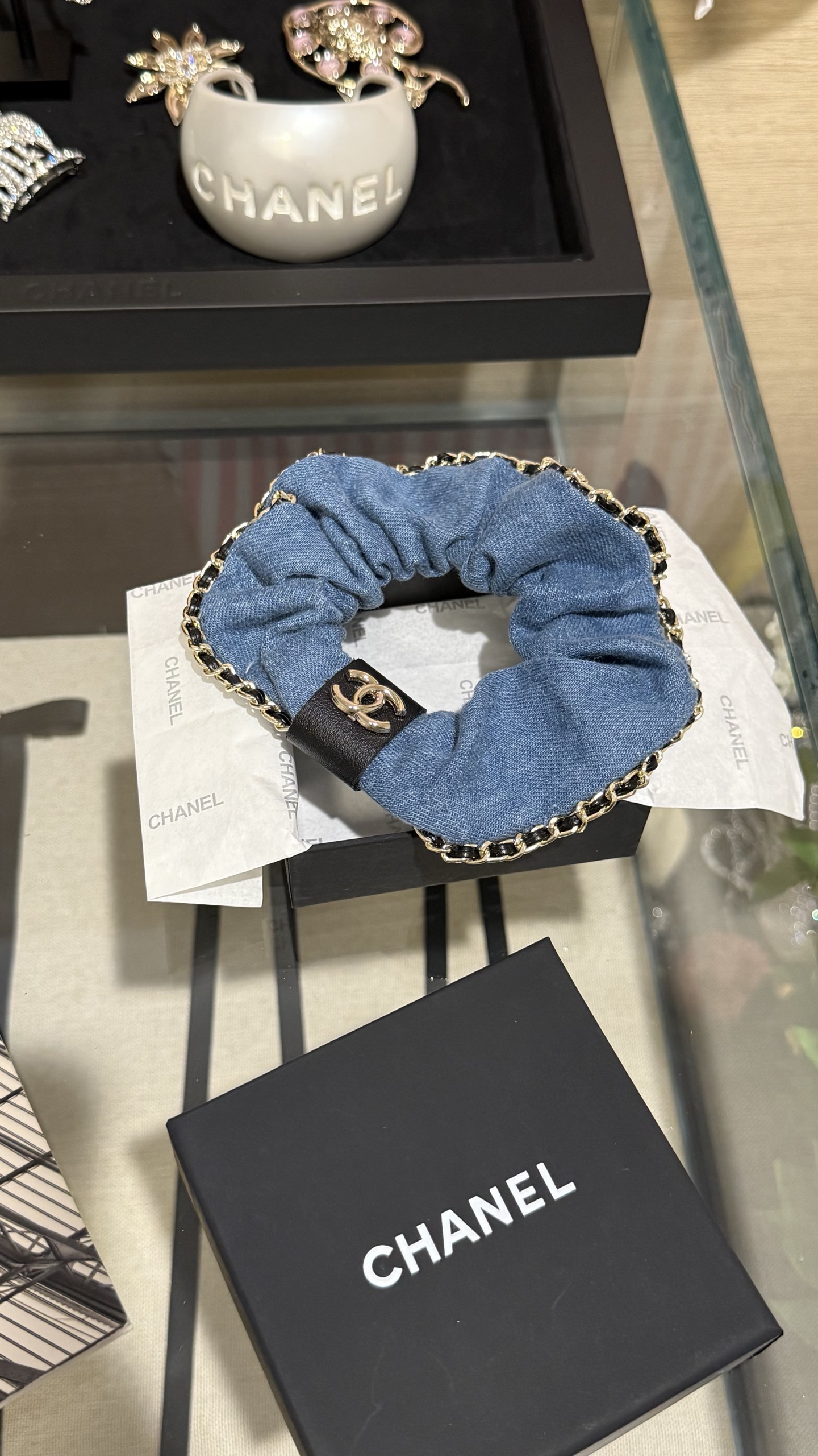 NO:634093,25 new products. Denim denim leather chain gold double C large intestine hair ring. Denim blue denim + leather chain design. Age-reducing and fashionable. Exquisite workmanship and full texture. It looks great on the hand or tied in the hair. 88220, Cardia high-end jewelry1986090925新品 丹宁牛仔布皮穿链金色双c大肠圈发圈 丹宁蓝色牛仔布+皮穿链设计 减龄又时髦 做工精致质感十足 戴手上or扎头发都非常好看 88220,,卡迪亚高端饰品,Jewelry