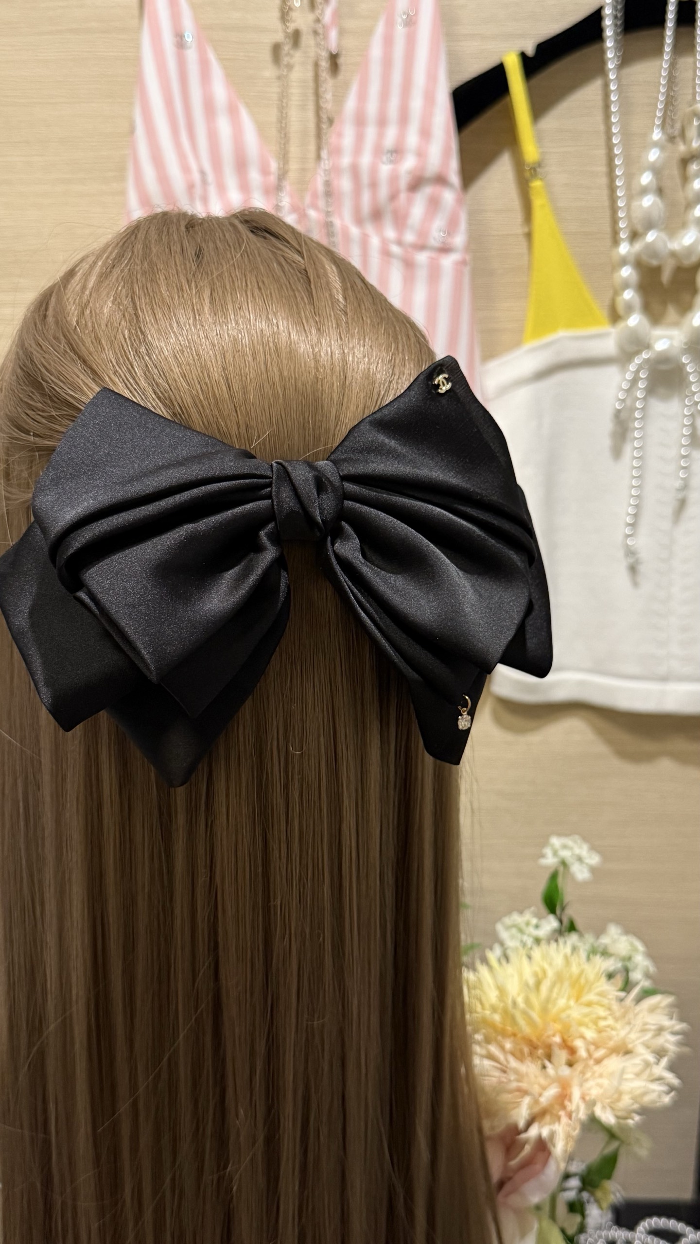 NO:634087,88160, Black satin multi-layered bow with golden double C hanging small rhinestone hairpin. The classic black bow is embellished with double C and small round diamond design. Versatile and elegant. When you wear it, you will feel like a wealthy lady. A perfect swan~,,hairpins,Cardia high-end jewelry1986090988160, 黑色缎面多层蝴蝶结金色双c悬挂小水钻发夹 经典黑色蝴蝶结上点缀双c、小圆钻设计 百搭又贵气 戴上就是名媛千金即视感 妥妥的美天鹅～,,hairpins,卡迪亚高端饰品,Jewelry