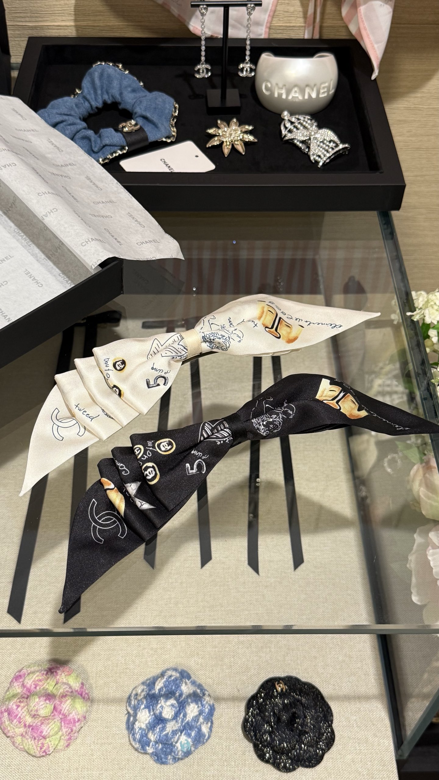 NO:634101,88160, Ribbon multi-layer bow perfume bottle top hat coat high heels star camellia No.5 letter double C multi-element hairpin. It gathers all the classic elements of the Xiangxiang family. It looks good but is not exaggerated. The upper body is very elegant. It can be worn casually to give you a gentle French style~,,chanel,high heels,jackets & coats,hairpins,hats,Cardia high-end jewelry1986090988160, 缎带多层蝴蝶结香水瓶礼帽外套高跟鞋星星山茶花No.5字母双c多元素发夹 集齐了香香家所有经典元素 戴上好看又不浮夸 上身非常显气质 随便一搭就是法式温柔风～,,chanel,high heels,jackets & coats,hairpins,hats,卡迪亚高端饰品,Jewelry