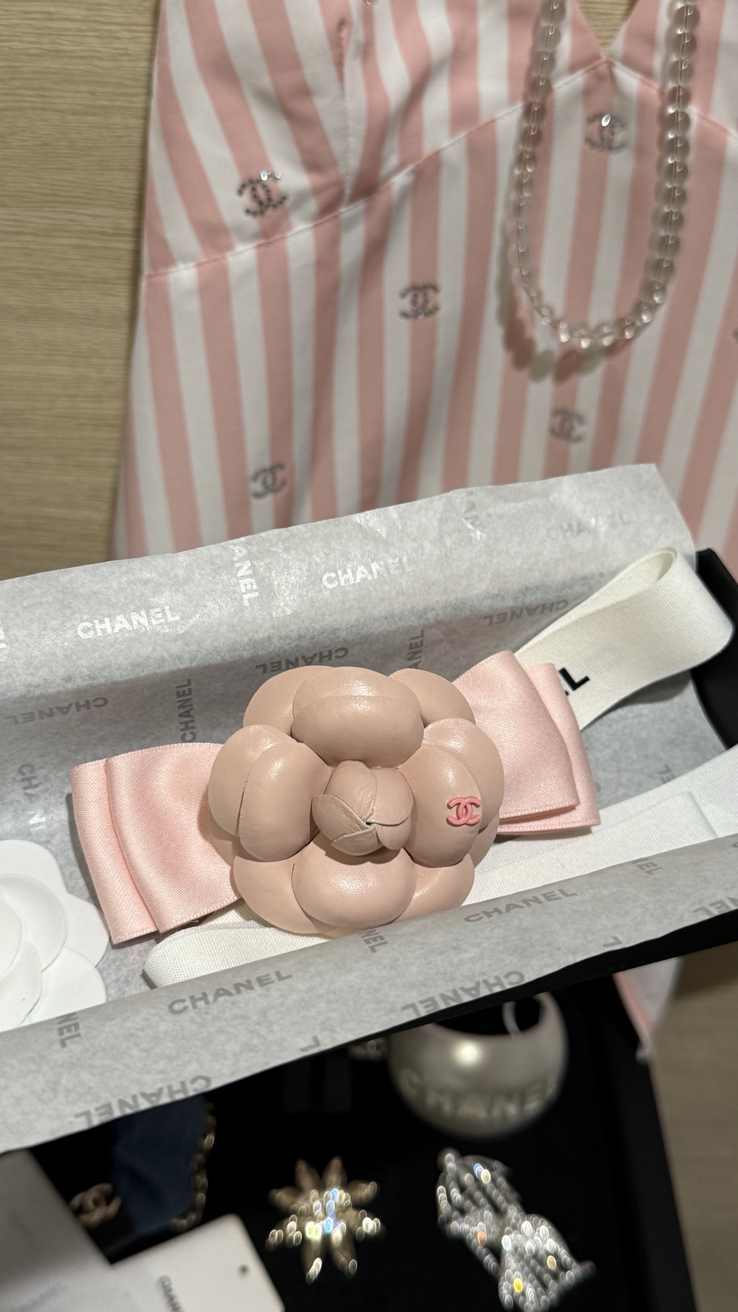 NO:634097,Light pink ribbon bow, pink leather camellia two-in-one hairpin and brooch, bow hairpin + camellia brooch design, practical and cost-effective, very elegant for daily outings or dates. Accessory box 88168, brooch, breastpin, hairpins, Cardia high-end jewelry19860909浅粉色缎带蝴蝶结粉色皮质山茶花二合一发夹、胸针两用 蝴蝶结发夹+山茶花胸针设计 实戴又有性价比 日常出街or约会佩戴都非常显气质 配普盒 88168,,brooch，breastpin,hairpins,卡迪亚高端饰品,Jewelry