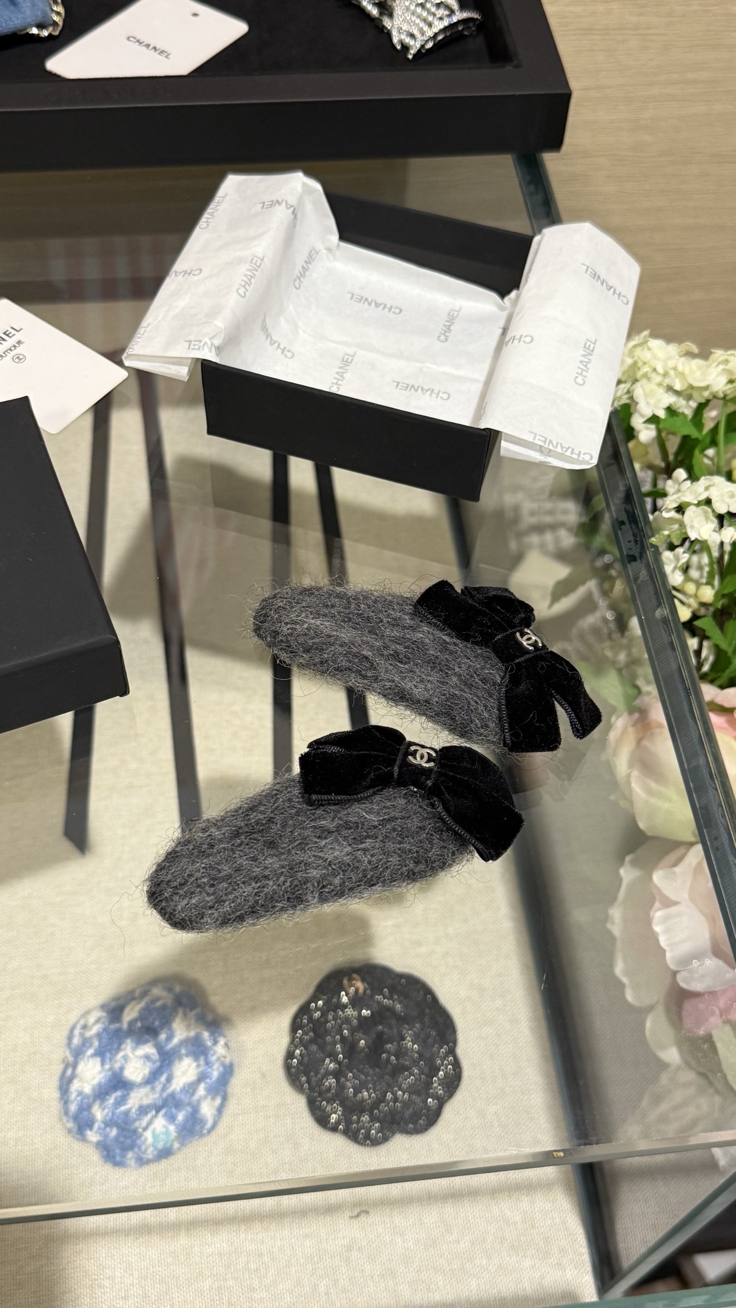 NO:635893,Gray wool, black velvet bow, golden double C hairpin BB clips, one pair of two, furry gray and black small clips, full of atmosphere on the upper body, exquisite and age-reducing without losing vitality. Recommended, hairpins, Cardia high-end jewelry19860909灰色毛呢黑丝绒蝴蝶结金色双c发夹BB夹 一对两只 毛茸茸的灰黑色小夹子 上身氛围感十足 精致减龄又不失元气的感觉 推荐,,hairpins,卡迪亚高端饰品,Jewelry
