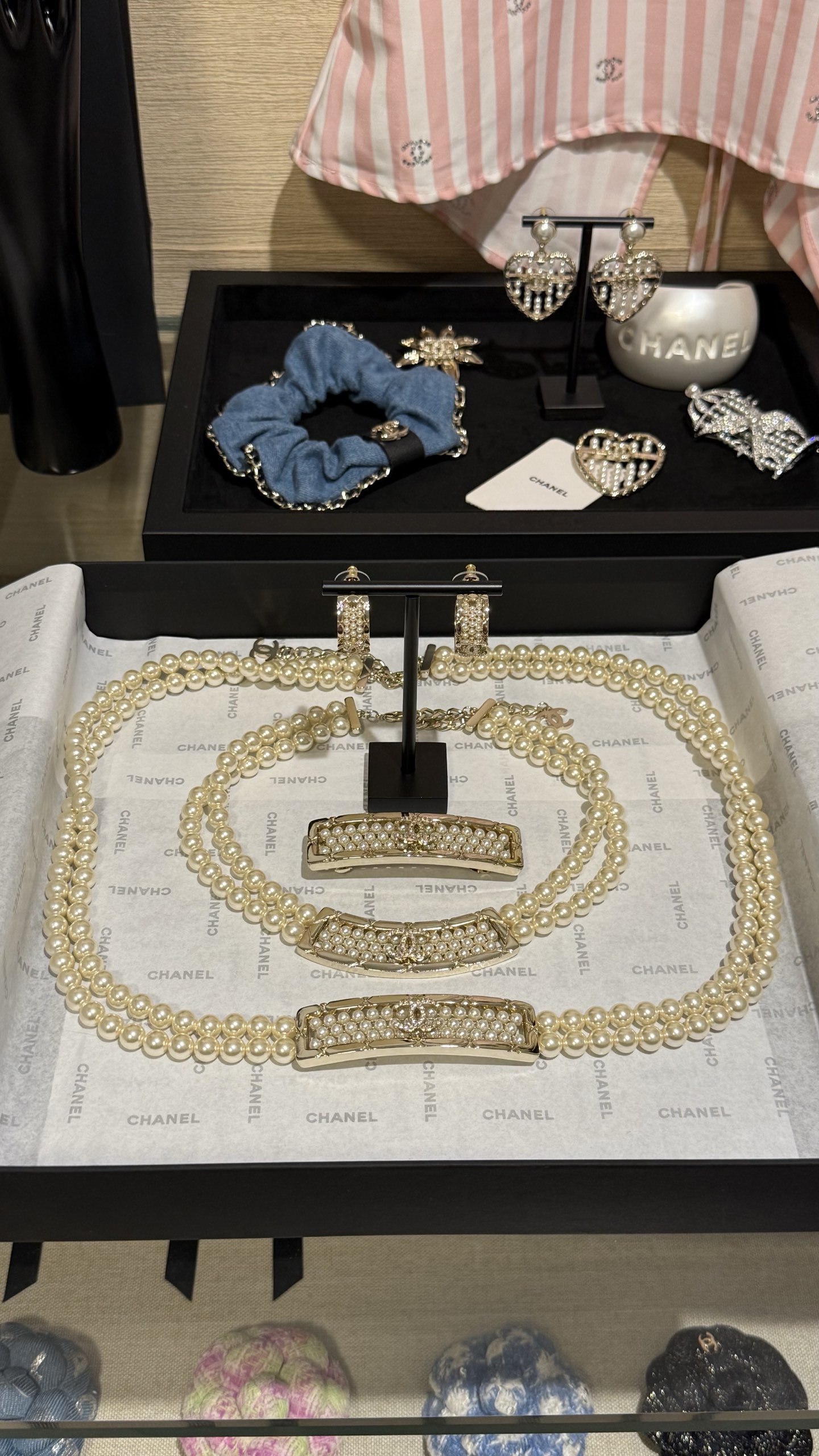 NO:634317,[New product sharing] Chanel 25a new product National style abacus bead element rhombus pattern square three rows of pearls full of diamonds double C light gold jewelry National style abacus bead element Lucky and very creative Each piece is very heavy and the more you look at it, the more you fall in love ~ Waist chain, choker necklace, hairpin, earrings, chanel, earrings, necklace, hairpins, Cartier high-end jewelry19860909【新品分享】 Chanel 25a 新品 国风算盘珠元素菱格纹方块三排珍珠满钻双c浅金色首饰 国风算盘珠元素 招财且非常有创意 每件作品都很重越细看越爱～ 腰链、choker项链、发夹、耳环,,chanel,earrings,necklace,hairpins,卡迪亚高端饰品,Jewelry