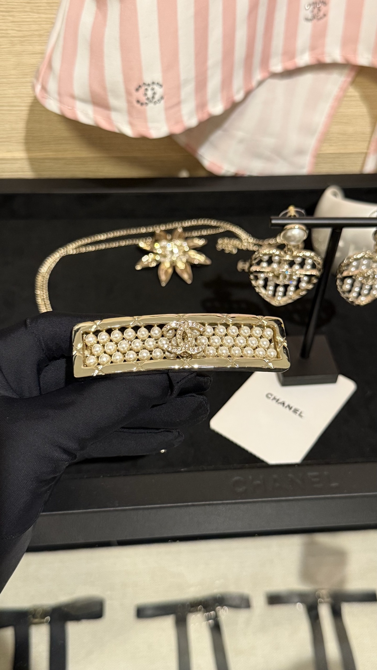 NO:634308,[New product sharing] Chanel 25a new product Light gold rhombus textured squares with three rows of small pearls and full diamonds Double C hairpin National style new Chinese abacus bead element to attract wealth and show temperament Diamond textured squares with small pearls one-word horizontal clip design Half-tied hair is really beautiful The upper body is full of gold feeling Customized Swarovski pearls Brass material Recommended, chanel, hairpins, Cardia high-end jewelry19860909【新品分享】 Chanel 25a新品 浅金色菱格纹理方块三排小珍珠满钻双c发夹 国风新中式算盘珠元素 招财又显气质 菱格纹理方块小珍珠一字横夹设计 半扎发真的巨美 上身千金感十足 定制施华洛珍珠 黄铜材质 推荐,,chanel,hairpins,卡迪亚高端饰品,Jewelry