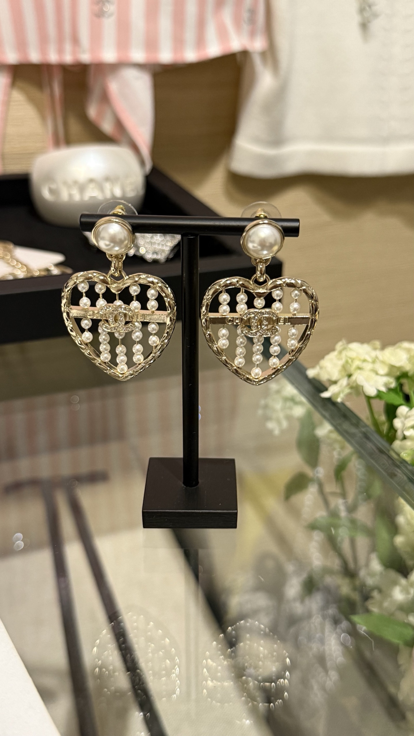 NO:634978,[New product] Chanel 25a new product light gold hollow love rhombus pattern abacus pearl full of diamonds double c earrings love rhombus texture + small pearl design integrated with Chinese style abacus bead elements exquisite and creative. The effect of trying it on the upper body is too beautiful. The daughter of a rich family has a sense of sight, chanel, earrings, Cartier high-end jewelry19860909【新品】 Chanel 25a新品 浅金色镂空爱心菱格纹算盘珍珠满钻双c耳环 爱心菱格纹理+小珍珠设计 融入国风算盘珠元素 精致又有创意 上身试戴效果太太太美了 富家千金即视感,,chanel,earrings,卡迪亚高端饰品,Jewelry