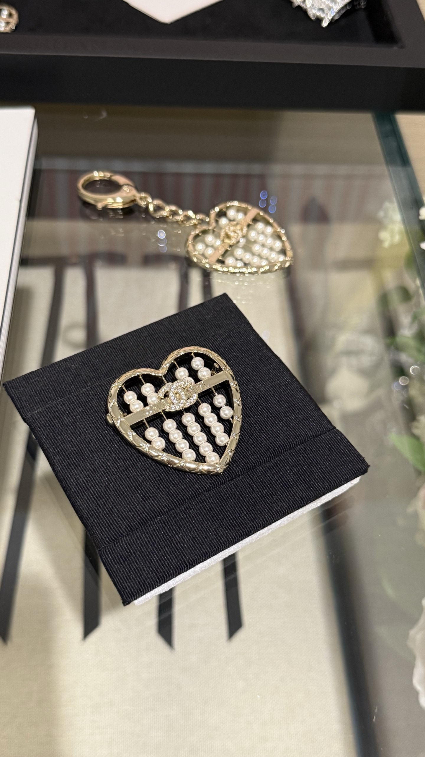 NO:634311,[New product sharing] Chanel 25a light gold hollow love rhombus abacus pearl full of diamonds double C brooch, the same style as Wang Yibo's love rhombus texture + pearl design, integrated with the Chinese style abacus bead elements, and each small pearl can be moved. It is very creative. It ignites my girlish heart when I wear it. It is noble and beautiful!  ,,chanel,brooch,breastpin,Cardia high-end jewelry19860909【新品分享】 Chanel 25a 浅金色镂空爱心菱格纹算盘珍珠满钻双c胸针 王一博同款 爱心菱格纹理+珍珠设计 融入国风算盘珠元素 且每一颗小珍珠都可以拨动 非常有创意 戴上点燃了我的少女心 贵气又好看！,,chanel,brooch，breastpin,卡迪亚高端饰品,Jewelry