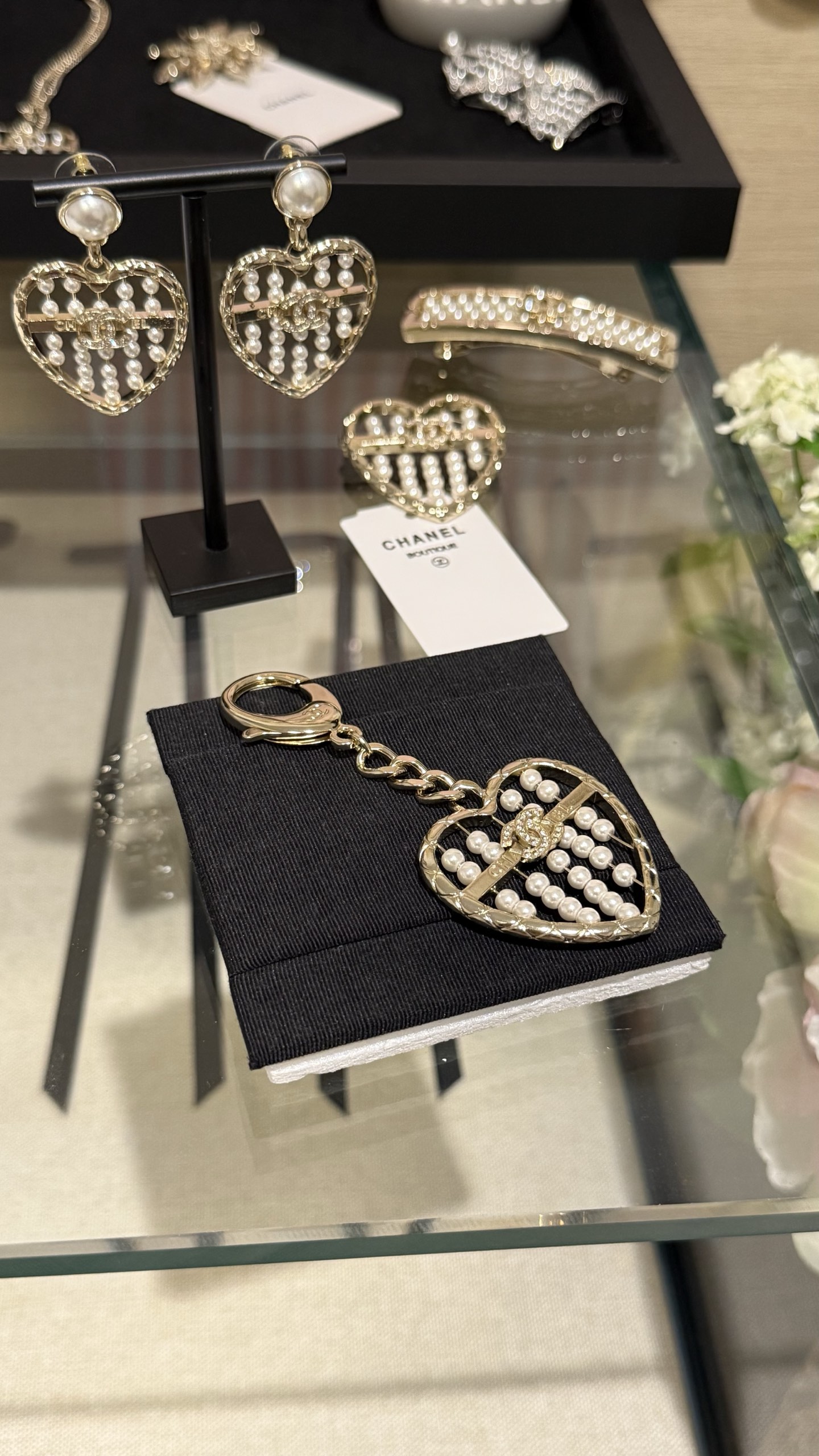 NO:634320,[New product sharing] Chanel 25a light gold hollow love rhombus pattern abacus pearls full of diamonds double c bag pendant keychain. My wife is so cute. Love rhombus pattern + pearl pendant design. It is worth mentioning that every bead on the love abacus can be moved. It is very creative. Any bag with a keychain will become an exclusive version, chanel, keychain, Cardia high-end jewelry19860909【新品分享】 Chanel 25a 浅金色镂空爱心菱格纹算盘珍珠满钻双c包包挂件钥匙扣 太太太可爱了 爱心菱格纹理+珍珠挂件设计 值得一提的是爱心算盘上的每一颗珠珠都可以拨动 非常有创意 任意一个包包挂上钥匙扣都成独家版本,,chanel,keychain,卡迪亚高端饰品,Jewelry