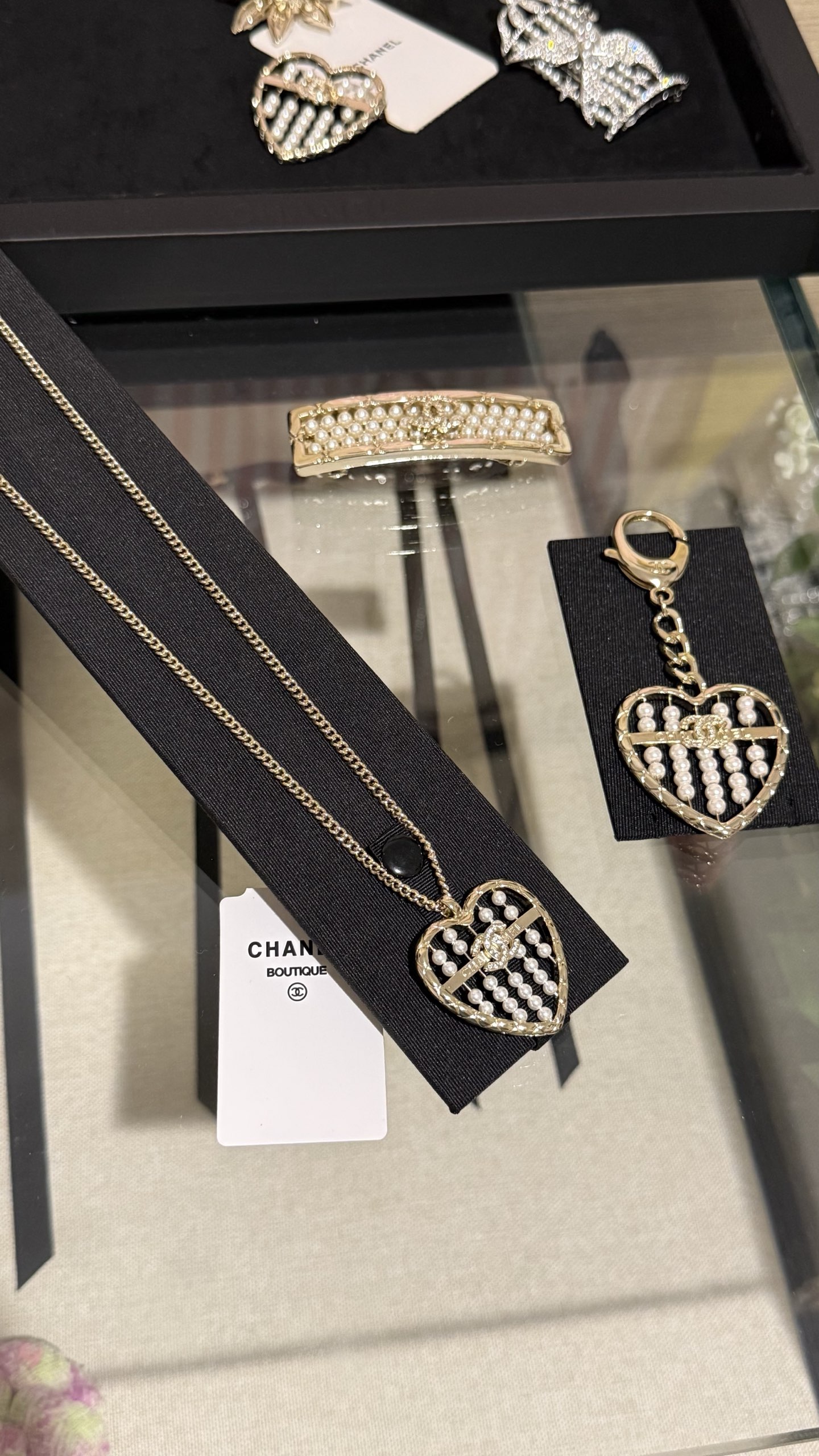 NO:634328,[New product sharing] Chanel 25a light gold hollow love rhombus pattern abacus pearl full diamond double c medium length necklace. Love rhombus texture + pearl design incorporates Chinese style abacus bead elements, and each small pearl can be moved. It is very creative. Wearing it ignited my girlish heart. It is noble and beautiful!  ,,chanel,necklace,Cardia high-end jewelry19860909【新品分享】 Chanel 25a 浅金色镂空爱心菱格纹算盘珍珠满钻双c中长款项链 爱心菱格纹理+珍珠设计 融入国风算盘珠元素 并且每一颗小珍珠都可以拨动 非常有创意 戴上点燃了我的少女心 贵气又好看！,,chanel,necklace,卡迪亚高端饰品,Jewelry