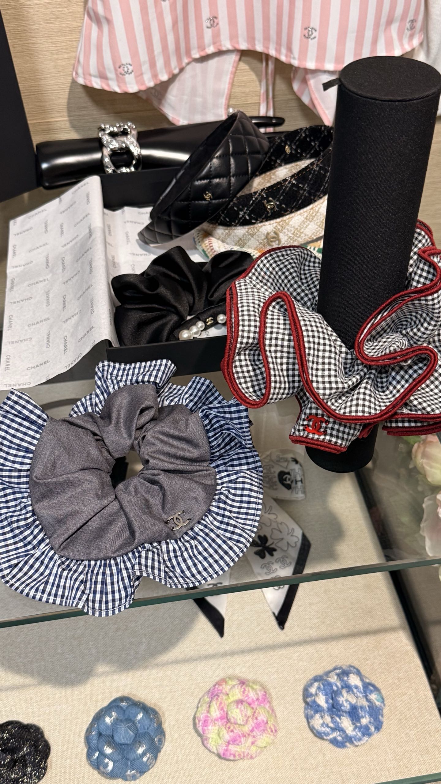 NO:634228,88160, 25 new products, ruffled plaid color-blocked double C super large hair tie, blue plaid gray suit fabric hair tie full of college style, black and white plaid red curling red enamel double C to reduce age and gentleness, business suit, Cardia high-end accessories1986090988160, 25新品 荷叶边格子拼色双c超大发圈 蓝色格子灰色西装面料发圈学院风满满 黑白格子红色卷边红珐琅双c减龄又温柔,,business suit,卡迪亚高端饰品,Jewelry