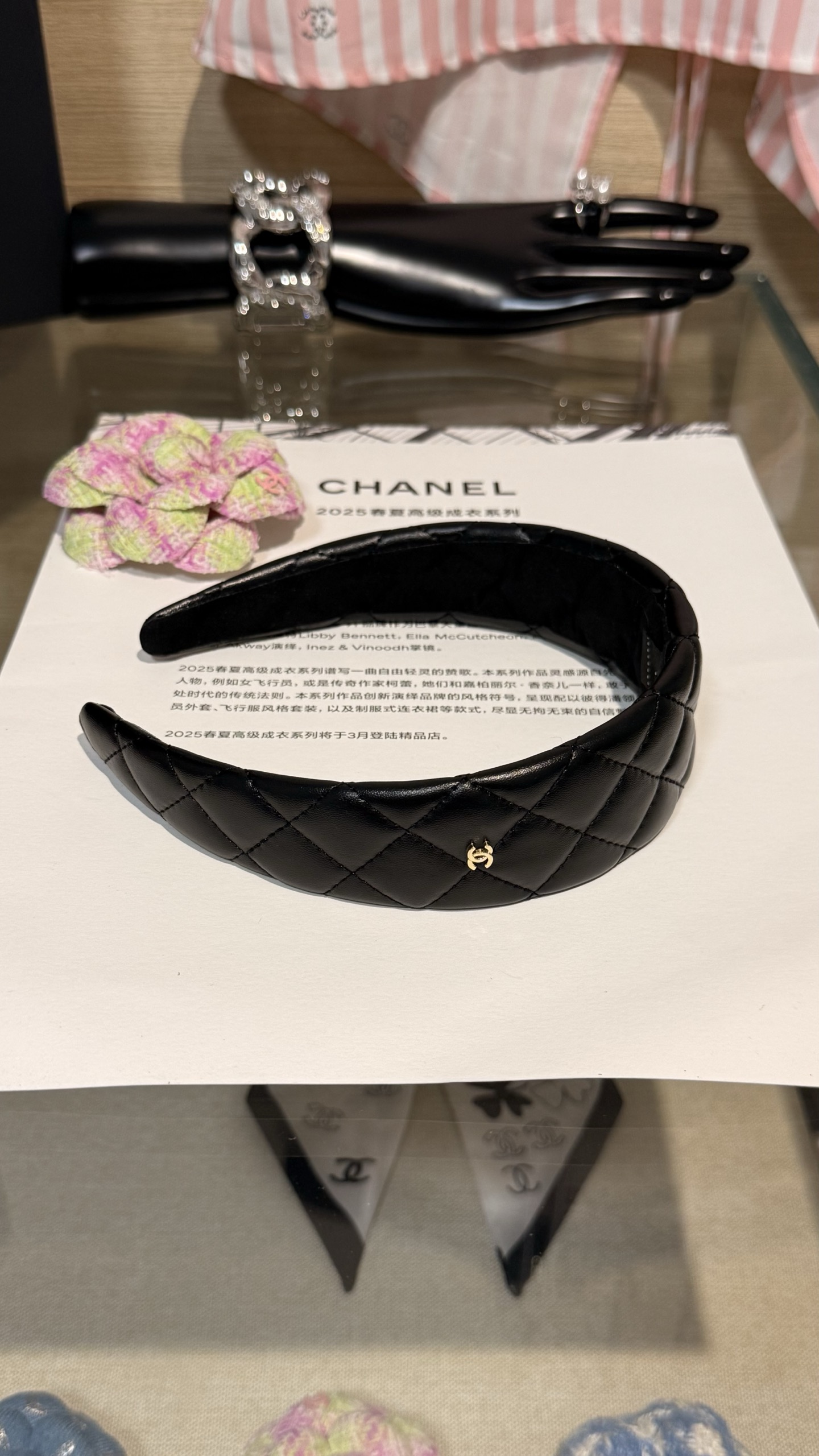 NO:720737,Black leather rhombus stitch gold small double C headband. Black leather + rhombus stitch design. Matched with golden double C. It is versatile for daily use. The upper body is full of richness. Cartier high-end jewelry.19860909黑色皮质菱格车线金色小双c发箍 黑色皮质+菱格车线设计 搭配金色双c 日常又百搭 上身富家千金感十足,,卡迪亚高端饰品,Jewelry