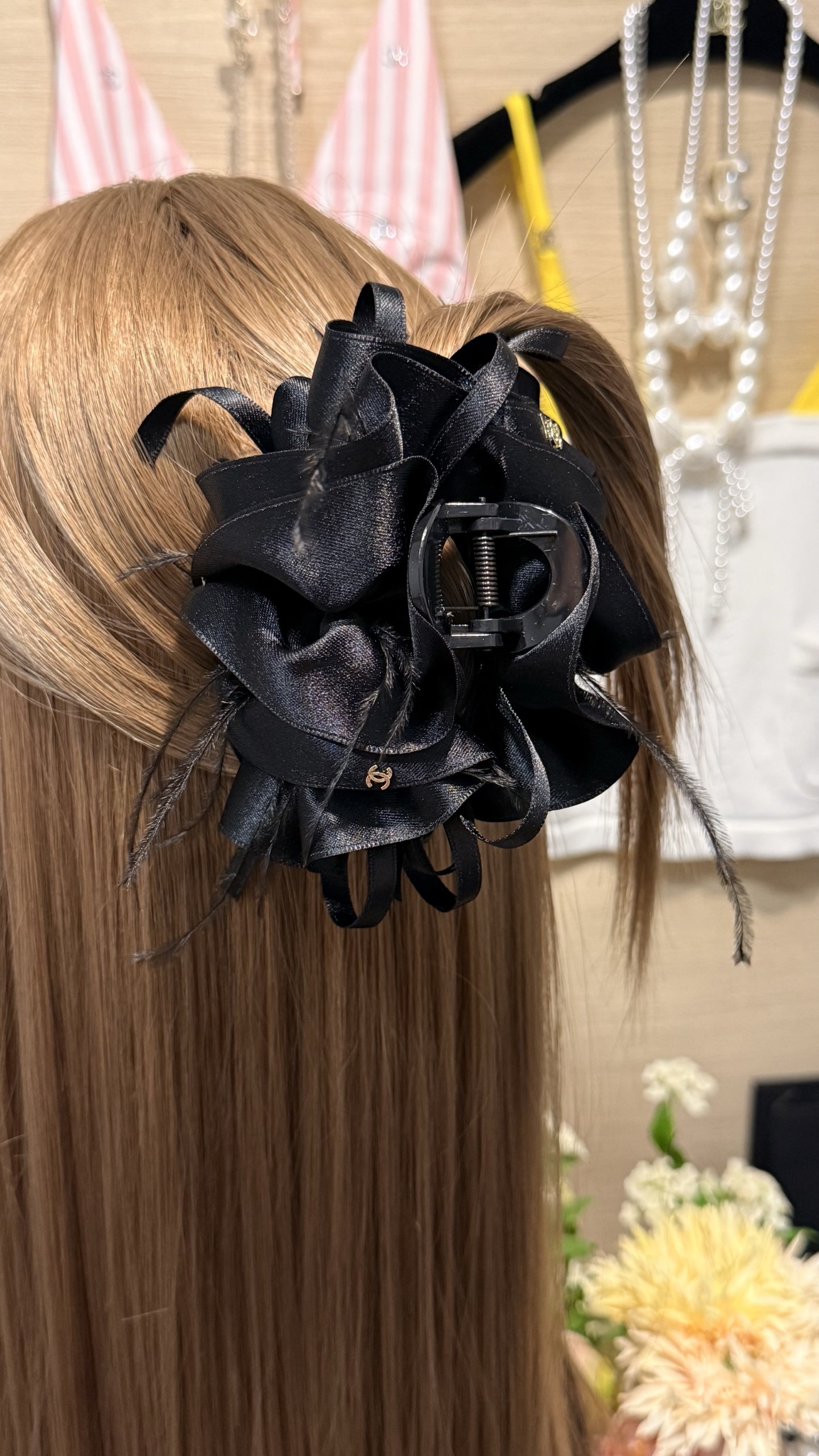 NO:634225,88180, Feather Black Satin Gold Small Double C Clip Shark Clip Hair Clip. A feather clip that shows off your hair volume. It is niche and unique. The upper body is full of fairy spirit. The perfect blend of laziness and sophistication. Recommended, hairpins, Cardia high-end jewelry1986090988180, 羽毛黑色缎面金色小双c抓夹鲨鱼夹发夹 超显发量的羽毛夹子 小众又独特 上身仙气十足 慵懒与精致完美融合 推荐,,hairpins,卡迪亚高端饰品,Jewelry