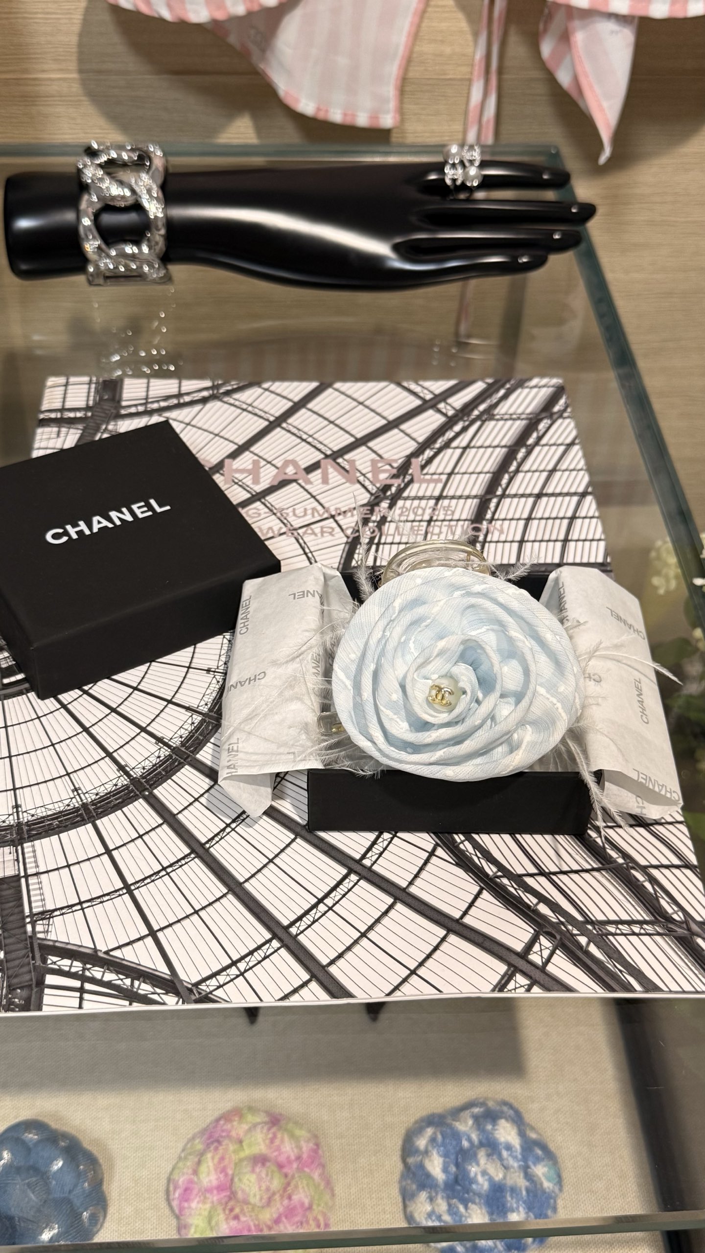 NO:634208,Blue and white plaid chiffon yarn, white polka-dot feathers, golden double-C camellia hairpin, blue and white plaid chiffon yarn + snow-white feather design, showing whiteness and pure desire, a casual clip every day, and the broken hair will turn into fairy streamers ~ 88160,,hairpins,Cardia high-end jewelry19860909蓝白格子雪纺纱白色波点羽毛金色双c山茶花抓夹发夹 蓝白格子雪纺纱+雪白羽毛设计 显白又纯欲 日常随手一夹 碎发都变成仙气飘带～ 88160,,hairpins,卡迪亚高端饰品,Jewelry