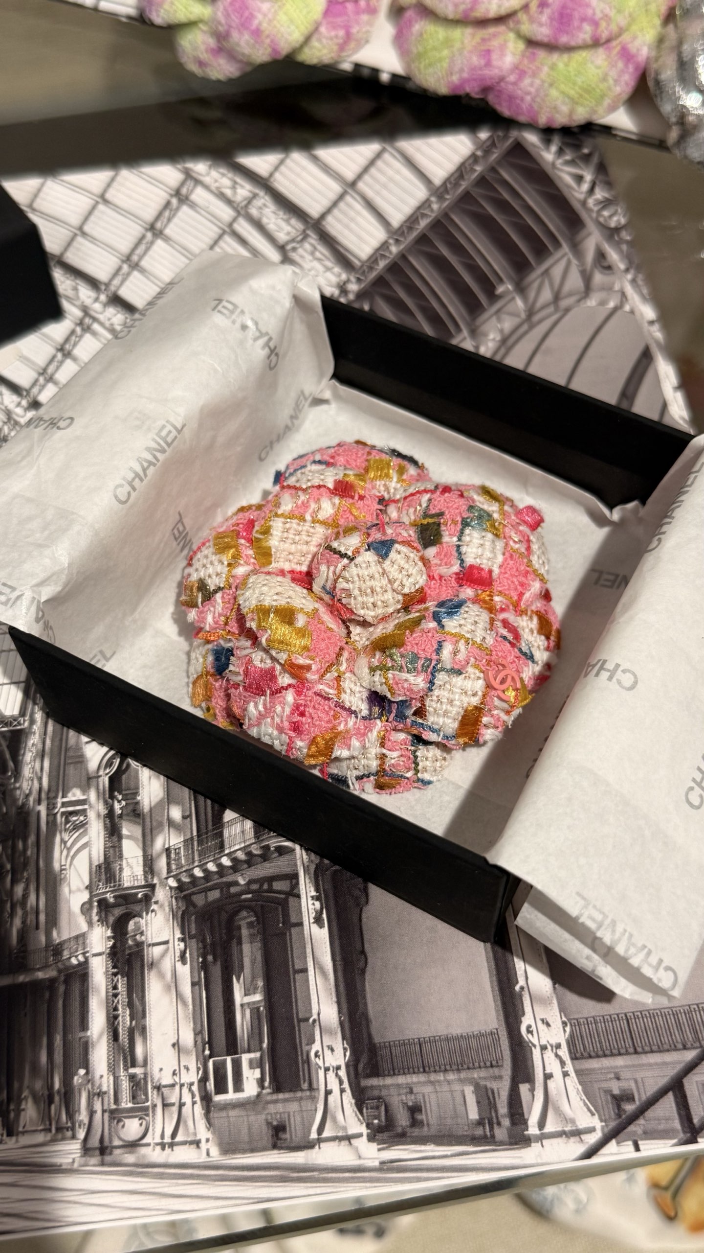 NO:634639,88200.Chanel gold pink three-dimensional camellia pollen enamel double c brooch. Pink is the main color and blends with colorful colors. Wearing it will make you a cute girl. Sweet and gentle~,,chanel,brooch,breastpin,Cardia high-end jewelry1986090988200.Chanel 金粉色立体山茶花粉珐琅双c胸针 粉色为主色调 融入五彩斑斓的色彩 戴上就是嗲嗲的女生 甜美又温柔～,,chanel,brooch，breastpin,卡迪亚高端饰品,Jewelry