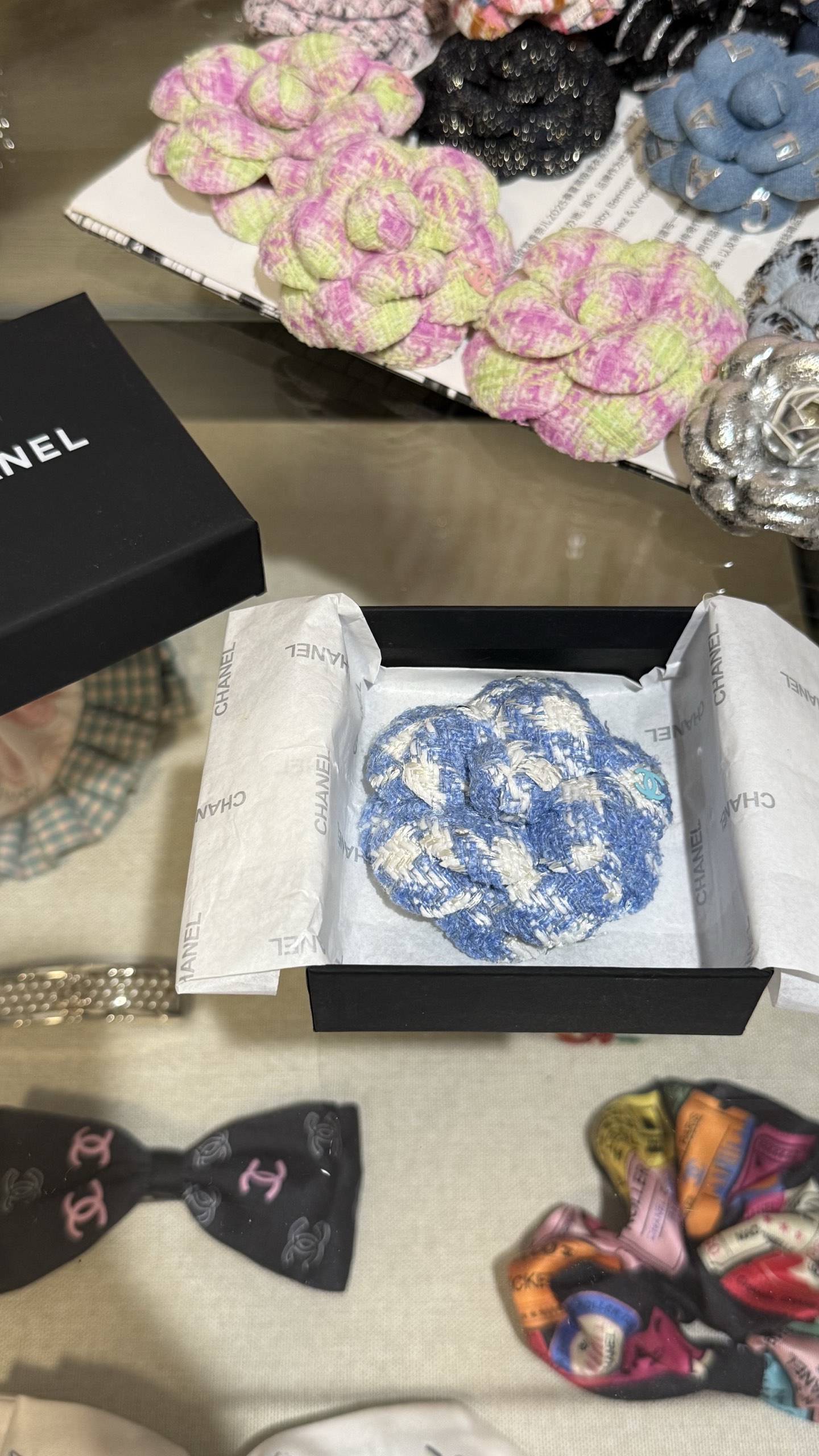 NO:634637,88200, Chanel blue and white tweed camellia blue enamel double C brooch. The interweaving of blue and white wool is as beautiful as the blue sky and white clouds. The three-dimensional and full flowers are embellished with sequins, making it more refined and noble. It is a bonus for daily wear or for important occasions. Chanel, brooch, breastpin, Cartier high-end jewelry1986090988200,Chanel 蓝白粗花呢山茶花蓝珐琅双c胸针 蓝白毛呢交织 像蓝天白云一样富有美感 立体饱满的花朵上面点缀亮片 更加精致贵气 日穿搭配or出席重要场合佩戴都是加分项,,chanel,brooch，breastpin,卡迪亚高端饰品,Jewelry