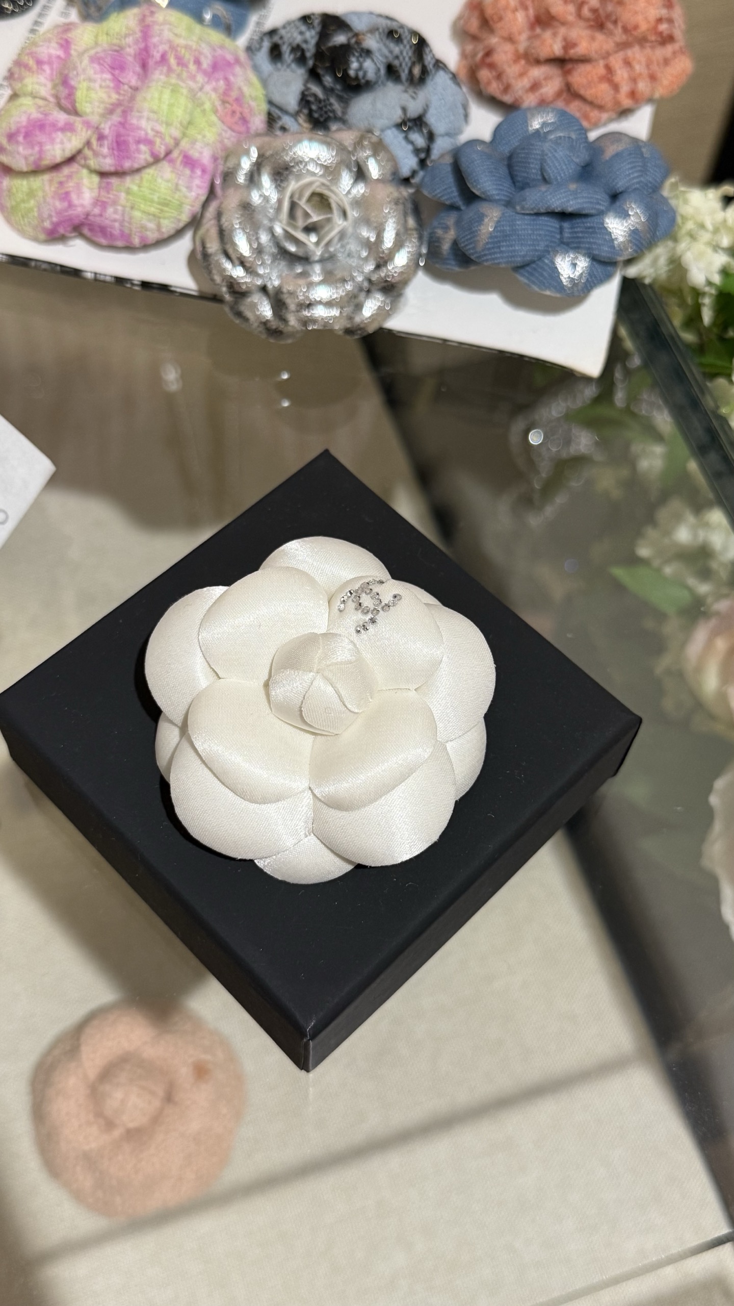 NO:634635,88200,Chanel pearlescent white three-dimensional satin full diamond double c camellia brooch, white and warm luster, three-dimensional and full flower shape, wearing it is like walking in the white moonlight of the world, intellectual and elegant,,chanel,brooch,breastpin,Cardia high-end jewelry1986090988200,Chanel 珠光白立体缎面满钻双c山茶花胸针 洁白温润的光泽感 花形立体饱满 戴上就是行走的人间白月光 知性又优雅,,chanel,brooch，breastpin,卡迪亚高端饰品,Jewelry