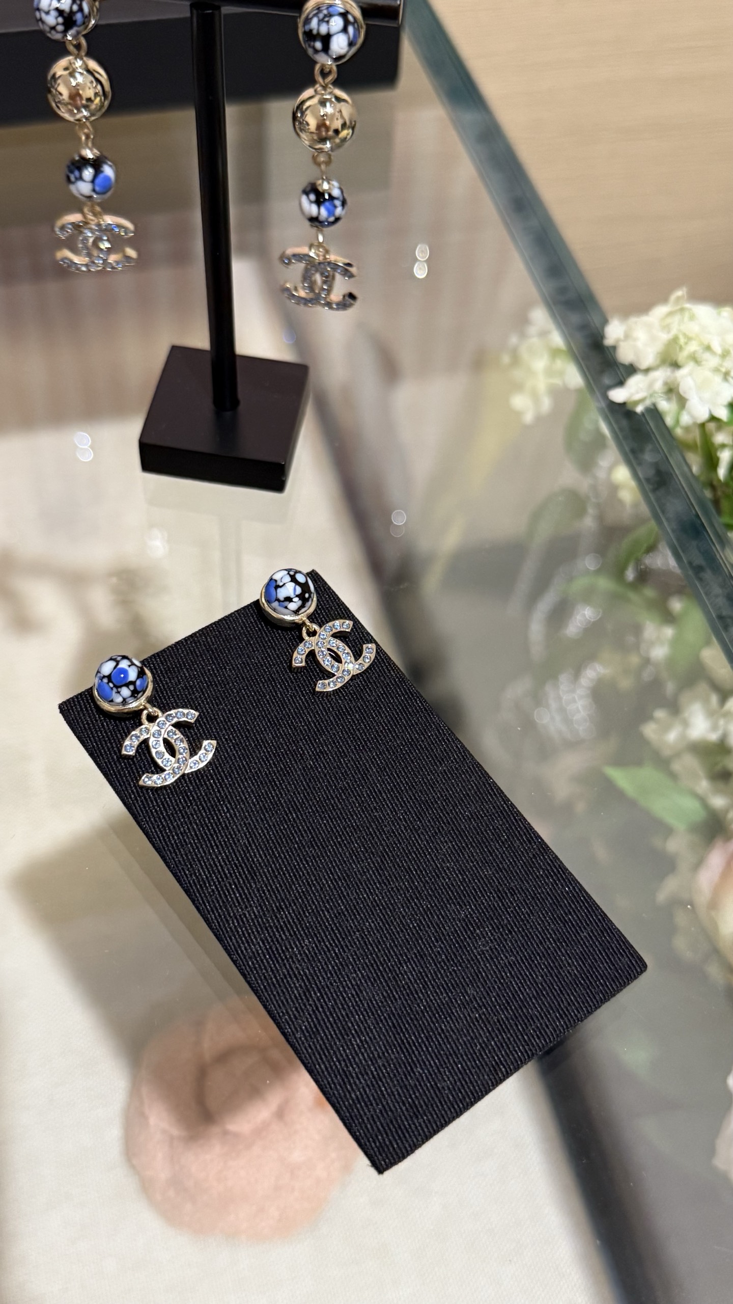 NO:635350,[Sharing in stock] Chanel 25a new product, hemispheric blue and white porcelain resin, light gold, double c blue crystal diamond earrings, hemispheric blue and white resin + hanging double c blue rhinestones, elegant and retro, full of new Chinese oriental aesthetics, full of charm with clothes,,chanel,earrings,Cardia high-end jewelry19860909【现货分享】 Chanel 25a 新品 半球青花瓷树脂浅金色双c蓝色水晶钻耳环 半球青与白树脂+悬挂双c蓝水钻 优雅又复古 满满新中式东方美学 搭配衣服韵味十足,,chanel,earrings,卡迪亚高端饰品,Jewelry