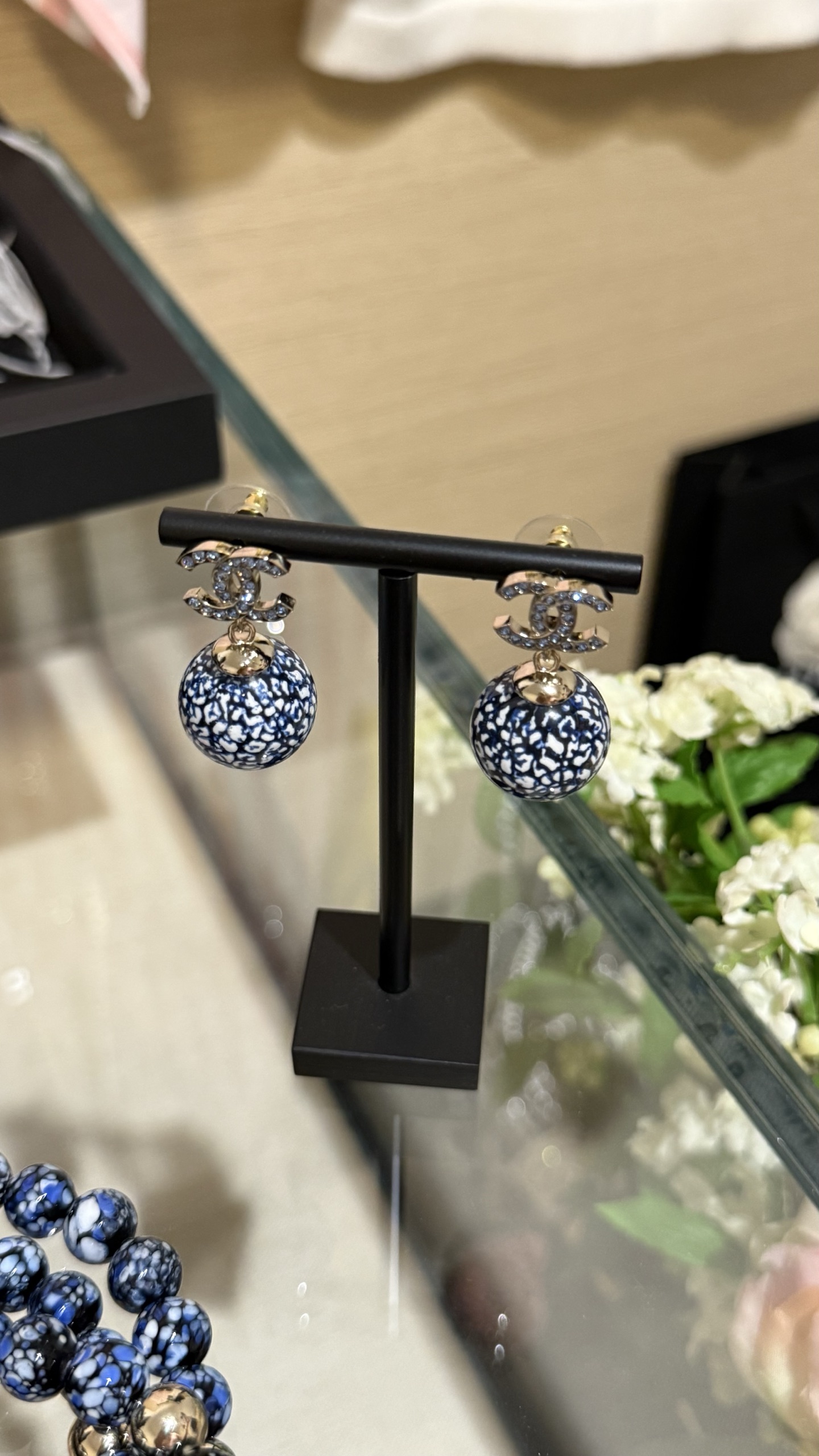 NO:635347,[Sharing in stock] Chanel 25a new product light gold double C blue crystal diamond resin ball blue and white porcelain earrings Full diamond blue rhinestone double C + blue and white porcelain ball design Classic and elegant coexist, full of new Chinese style, fresh and elegant to wear on the upper body, chanel, earrings, Cartier high-end jewelry19860909【现货分享】 Chanel 25a 新品 浅金色双c蓝色水晶钻树脂圆球青花瓷耳环 满钻蓝水钻双c+青花瓷圆球设计 古典与优雅并存 满满新中式国风 佩戴上身清新雅致,,chanel,earrings,卡迪亚高端饰品,Jewelry