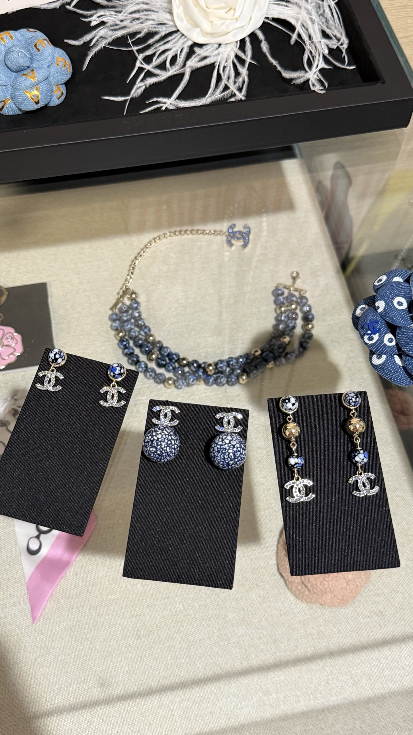 NO:635371,[New Product] Chanel 25a New Product Blue and White Porcelain Gold Beads Glazed Beads Light Gold Double C Blue Crystal Diamond Long Earrings Glazed Blue and White Porcelain Gold Beads + Hanging Double C Blue Rhinestones Elegant and Retro Full of New Chinese Oriental Aesthetics Full of Charm with Clothes, Chanel, Earrings, Cartier High-End Jewelry19860909【新品】 Chanel 25a 新品 青花瓷金珠琉璃珠浅金色双c蓝色水晶钻长款耳环 琉璃青花瓷金珠+悬挂双c蓝水钻 优雅又复古 满满新中式东方美学 搭配衣服韵味十足,,chanel,earrings,卡迪亚高端饰品,Jewelry