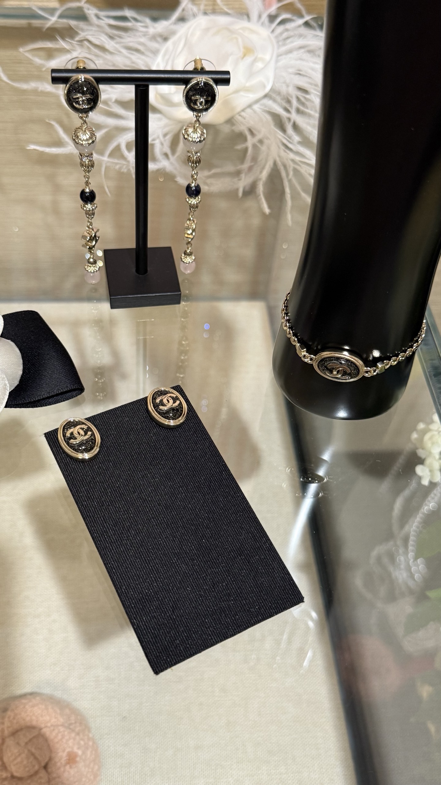 NO:635356,Today's new product Chanel 25a light gold oval button black gold resin fine glitter double C small earrings black gold fine glitter + oval button design noble and retro, very high-end for daily commuting or matching clothes, versatile and durable, Chanel, Cartier high-end jewelry19860909今日新品 Chanel 25a 浅金色椭圆纽扣黑金树脂细闪双c小耳钉 黑金细闪亮片+椭圆纽扣设计 贵气又复古 日常通勤or搭配衣服都很高级 百搭耐看,,chanel,卡迪亚高端饰品,Jewelry