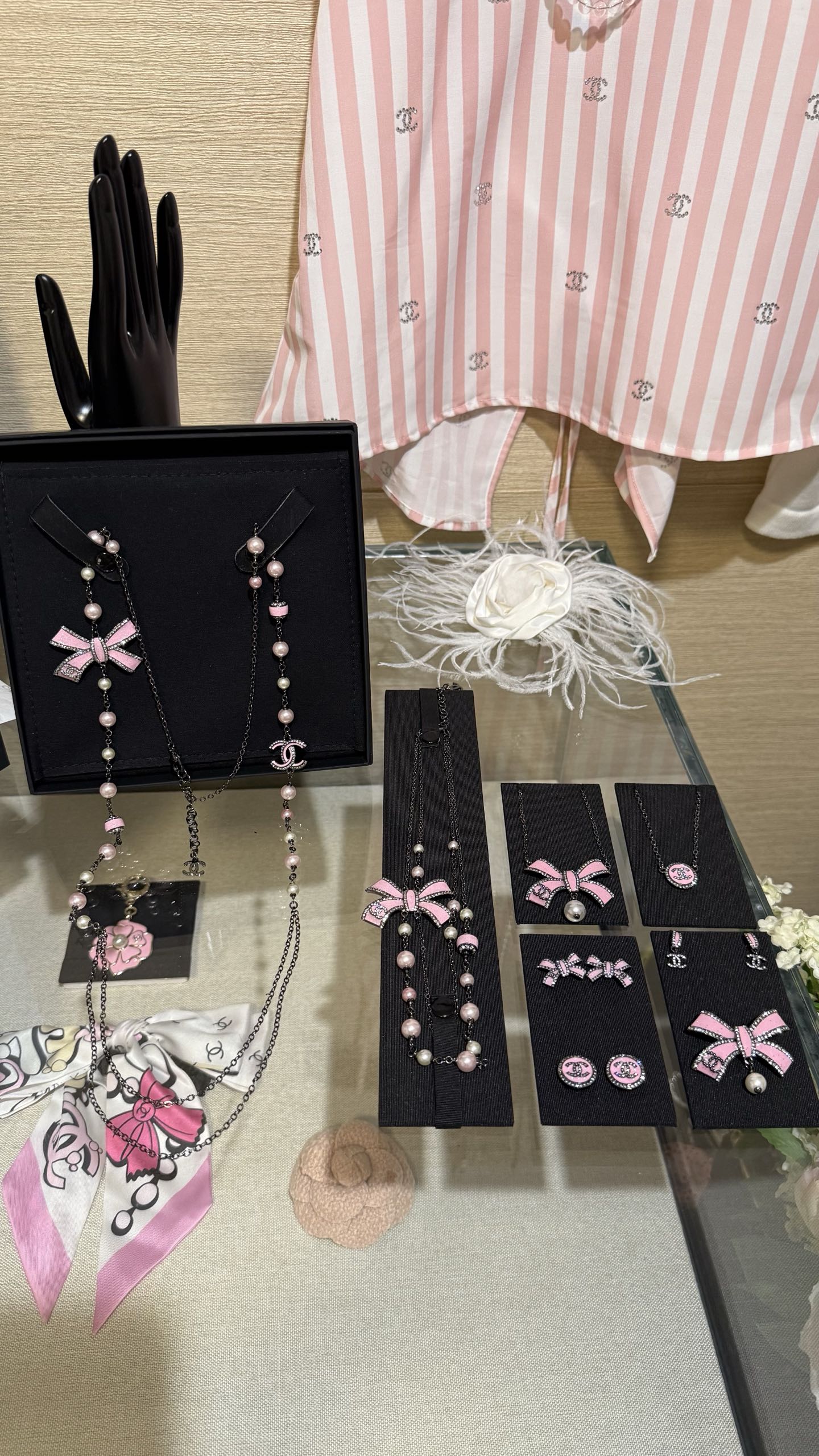 NO:635032,Chanel 25B pink enamel butterfly crystal diamond ruthenium color double c glass pearl tassel sweater chain, double-layer short necklace choker, round button single chain, bow single chain, earrings, brooch Real photos·collection The pink and black color combination is something you will never get tired of. Sweet and eye-catching. The aesthetic of fragrant grandmother really captures the girl's heart, chanel, sweaters, necklace, brooch, breastpin, Cartier high-end jewelry19860909Chanel 25B 粉色珐琅蝴蝶结晶钻钌色双c琉璃珍珠流苏毛衣链、双层短项链choker、圆形纽扣单链、蝴蝶结单链、耳钉、胸针 实拍图·合集 粉黑配色就是百看不腻 甜美吸睛 香奶奶这审美 真的拿捏少女心,,chanel,sweaters,necklace,brooch，breastpin,卡迪亚高端饰品,Jewelry