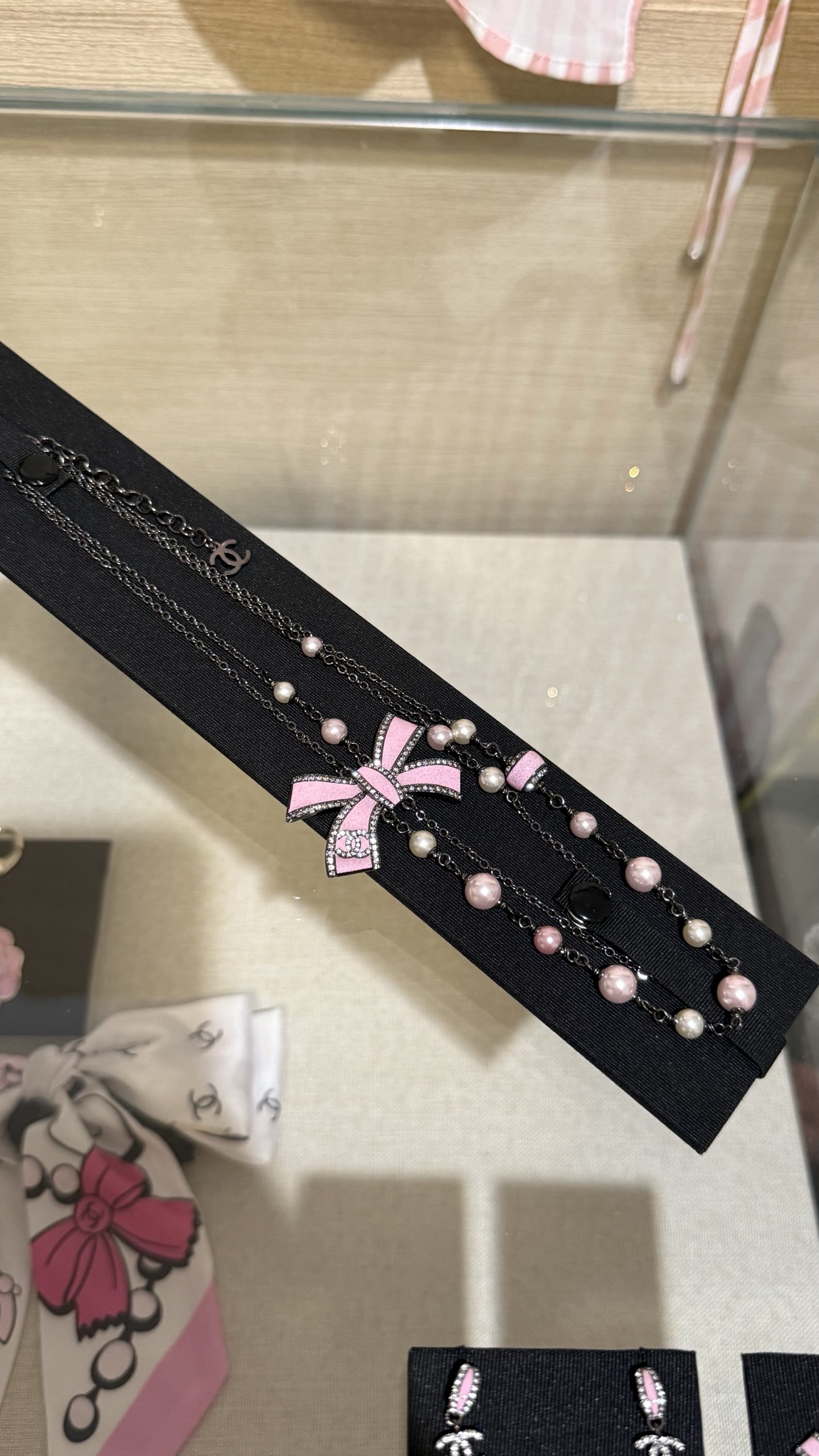 NO:635034,88260,Chanel 25B pink enamel butterfly crystal diamond ruthenium chain double c glass pearl double-layer short necklace pink bow + pink glass pearl embellishment sweet and eye-catching double-layer chain design with a stacked visual sense on the upper body ruthenium pink color matching is sweet but not greasy cute and healing,,chanel,necklace,Cardia high-end jewelry1986090988260,Chanel 25B 粉色珐琅蝴蝶结晶钻钌色链条双c琉璃珍珠双层短项链 粉色蝴蝶结+粉琉璃珍珠点缀 甜美又吸睛 双层链条设计 上身有叠戴的视觉感 钌粉色配色甜而不腻 可爱且治愈,,chanel,necklace,卡迪亚高端饰品,Jewelry