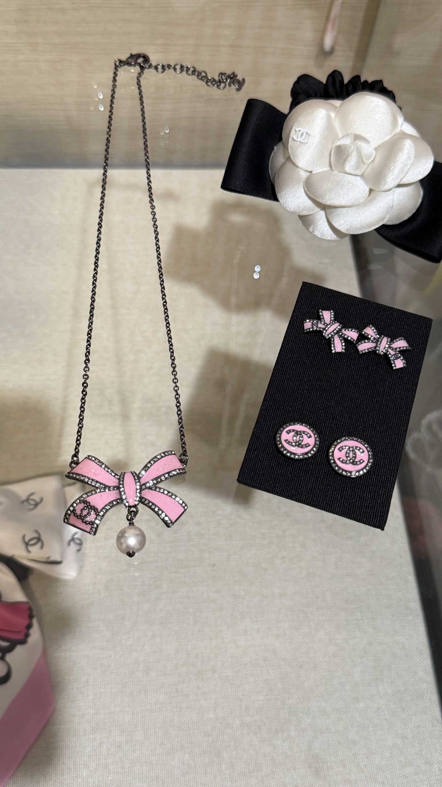 NO:635036,88200.Chanel 25B Pink Enamel Butterfly Crystal Diamond Ruthenium Chain Double C Pearl Necklace A pink bow hangs with a pearl embellishment. Sweet and eye-catching. The ruthenium pink color scheme is sweet but not greasy. Cute and healing,,chanel,necklace,Cardia high-end jewelry1986090988200.Chanel 25B 粉色珐琅蝴蝶结晶钻钌色链条双c珍珠项链 粉色蝴蝶结悬挂一颗珍珠点缀 甜美又吸睛 钌粉色配色甜而不腻 可爱且治愈,,chanel,necklace,卡迪亚高端饰品,Jewelry